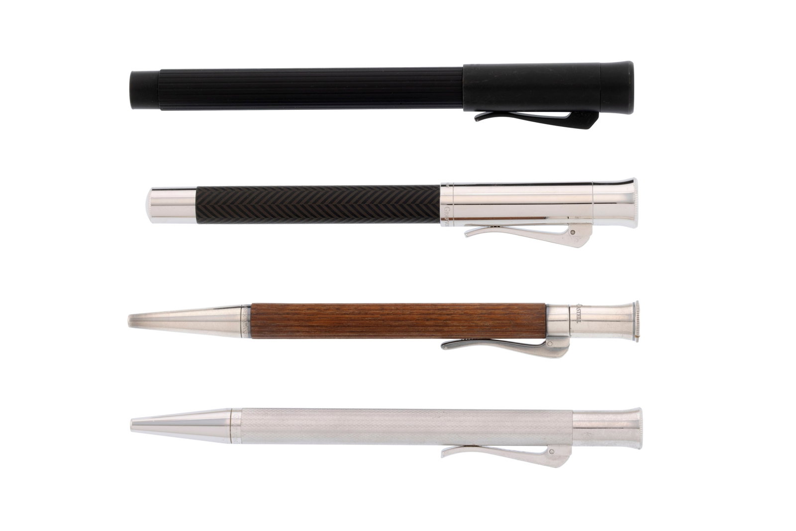 Graf von Faber-Castell, lot de deux stylos plumes et deux stylos billes en métal argenté, : Graf von Faber-Castell, lot de deux stylos plumes et deux stylos billes en métal argenté, PVD et bois, un bec en or 750, signés, long. 12.8 à 13.2 cm Condition Bon état de