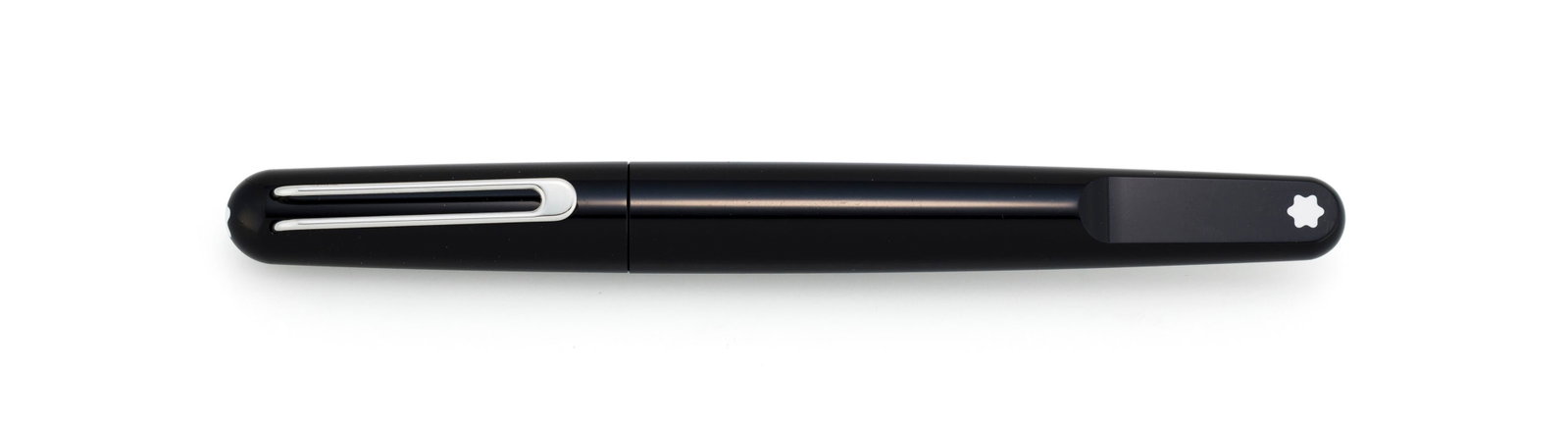 Montblanc, M, stylo plume en résine noire et métal argenté, bec en or gris 585, sign&: Montblanc, M, stylo plume en résine noire et métal argenté, bec en or gris 585, signé, numéroté, long. 13.8 cm Condition Bon état de conservation gén