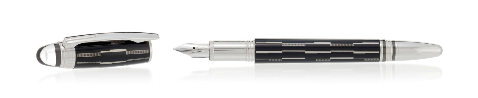 Montblanc, Starwalker, stylo plume en métal argenté et résine noire, bec en or gris 7: Montblanc, Starwalker, stylo plume en métal argenté et résine noire, bec en or gris 750, signé, numéroté, long. 13.8 cm Condition Bon état de conservation g&#