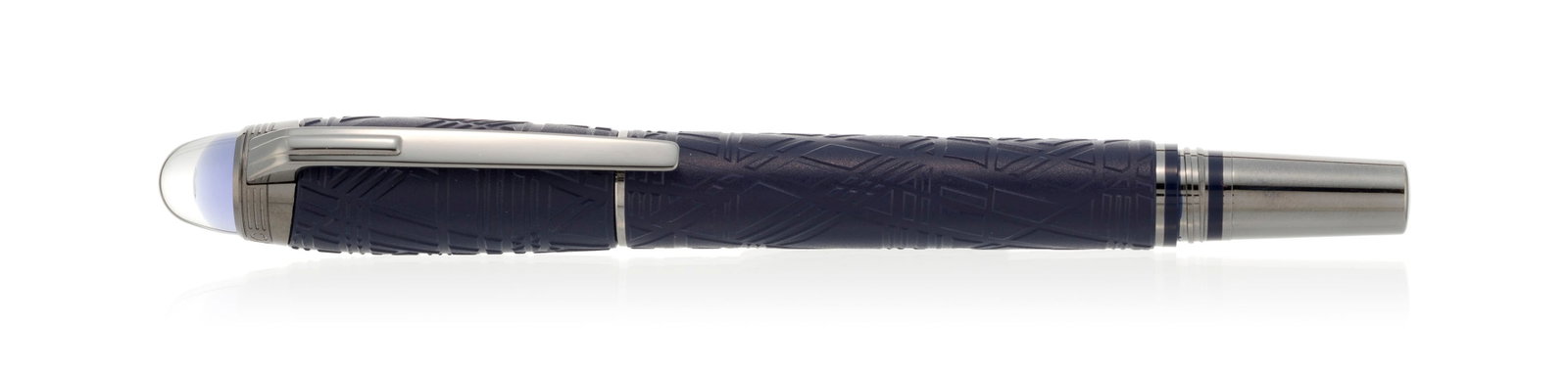 Montblanc, Starwalker, stylo plume en métal noirci et résine bleue texturée, bec en o: Montblanc, Starwalker, stylo plume en métal noirci et résine bleue texturée, bec en or noirci 585, signé, numéroté, long. 13.4 cm Condition Bon état de conser