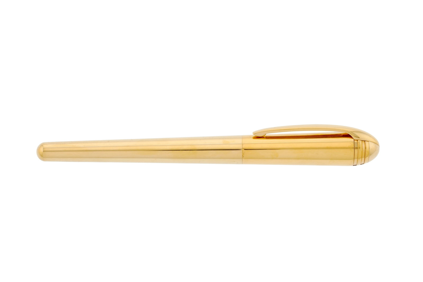 Bulgari, stylo plume en métal doré, bec en or 750, signé, long. 13.8 cm: Bulgari, stylo plume en métal doré, bec en or 750, signé, long. 13.8 cm Condition Bon état de conservation général. Présence de micro rayures d'usage normal. Un
