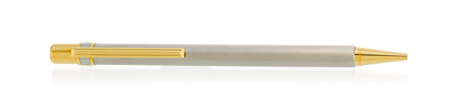 Cartier, stylo bille en métal doré et argenté mat, signé, numéroté 627: Cartier, stylo bille en métal doré et argenté mat, signé, numéroté 627581, long. 13.3 cm, boîte, Condition Très bon état général. Veuillez noter