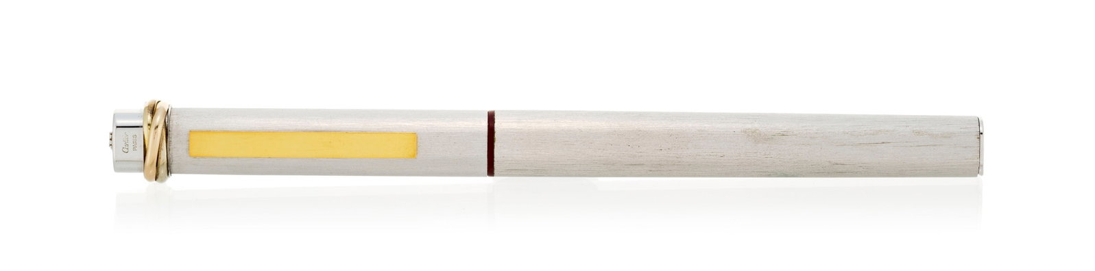Cartier, un stylo plume en métal doré et argenté, signé, numéroté 9049: Cartier, un stylo plume en métal doré et argenté, signé, numéroté 90499, long. 13.7 cm Condition Bon état de conservation général. Présence de rayures