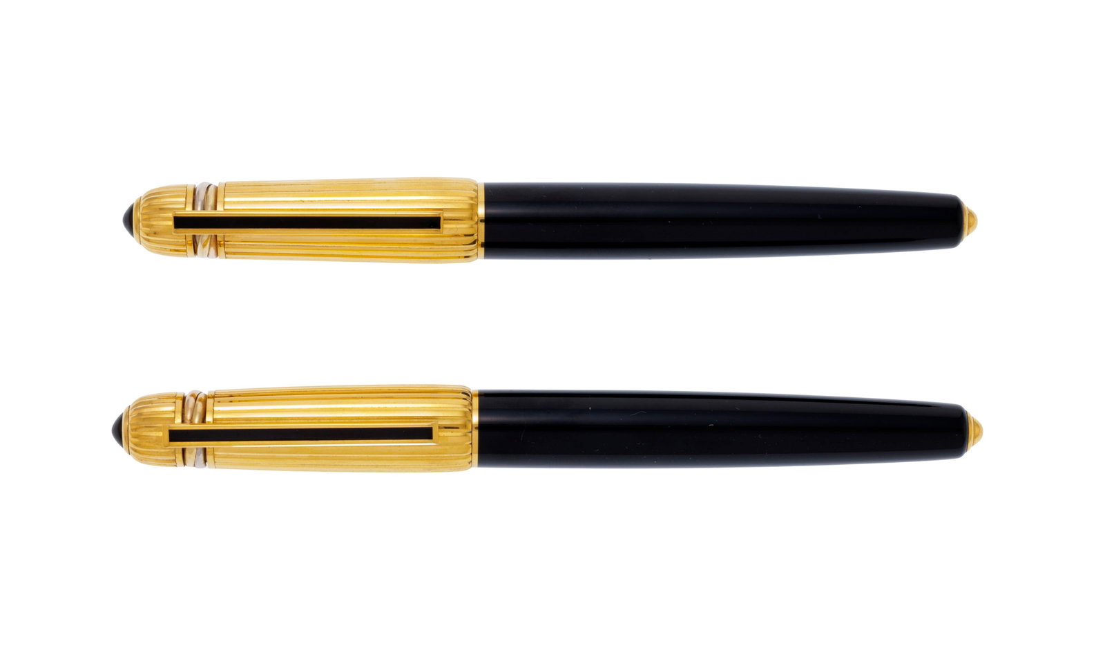 Cartier, Pasha, lot composé d'un stylo plume et d'un stylo bille en métal doré et r&#: Cartier, Pasha, lot composé d'un stylo plume et d'un stylo bille en métal doré et résine noire, bec en or 750, signés, numérotés 0462 et 0147, long. 13.7 cm Conditio