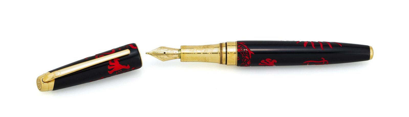 Caran d’Ache, Year of the dragon, Ed. Limitée 044/888, stylo plume en métal doré: Caran d’Ache, Year of the dragon, Ed. Limitée 044/888, stylo plume en métal doré et laque rouge et noir en relief représentant un dragon, le bec en or 750, signé,