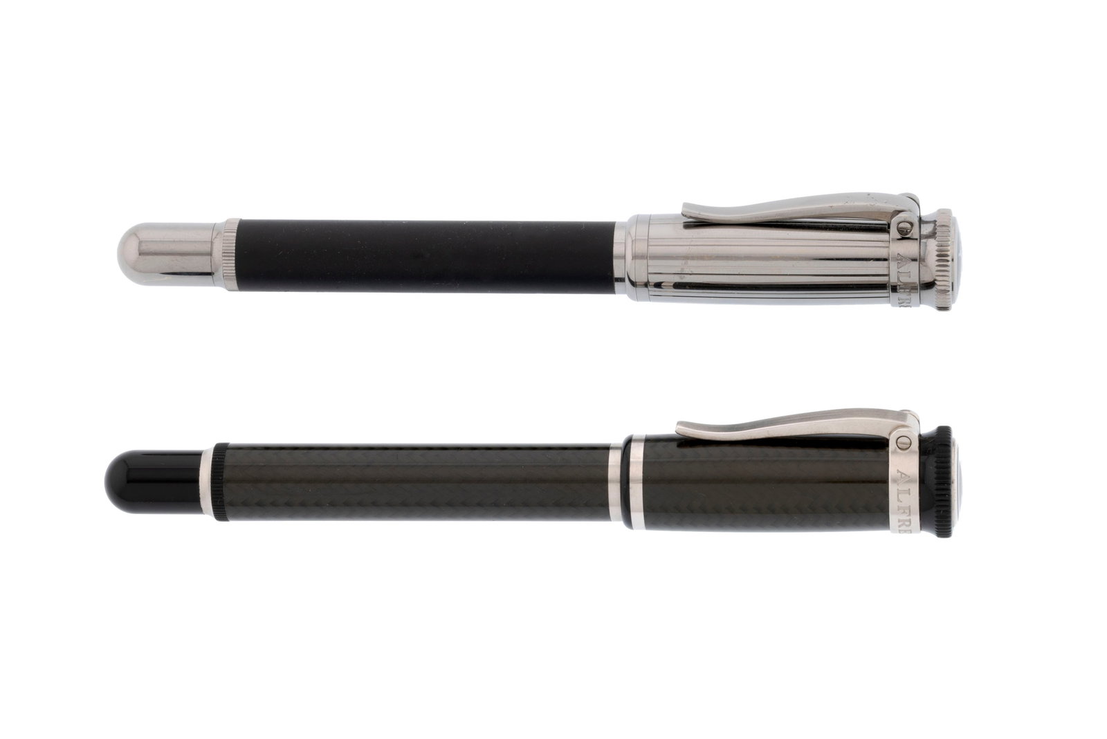 Dunhill, lot de deux stylos billes en métal argenté et résine, signés, long. 13.: Dunhill, lot de deux stylos billes en métal argenté et résine, signés, long. 13.7 cm Condition Bon état de conservation général. Présence de rayures et micro