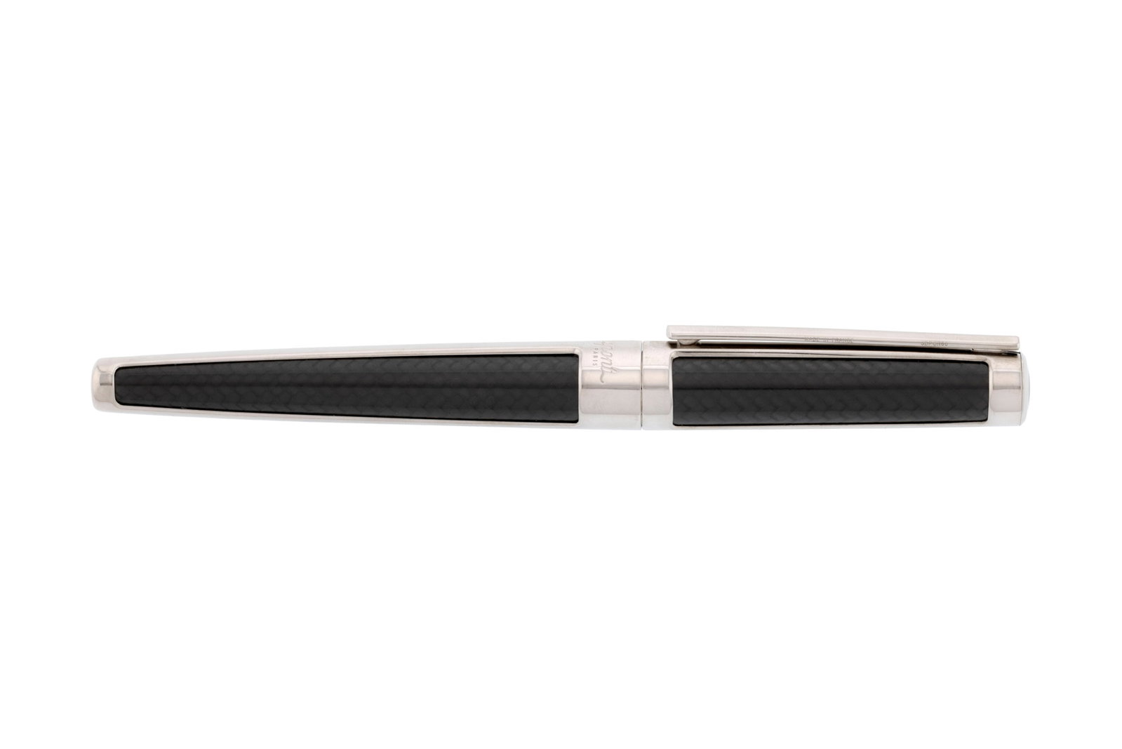 Dupont, un stylo plume en métal argenté et fibre de carbone, signé, long. 15.1 cm: Dupont, un stylo plume en métal argenté et fibre de carbone, signé, long. 15.1 cm Condition Très bon état de conservation général. Présence de micro rayures d'u