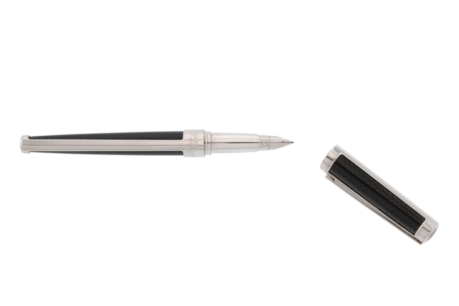 Dupont, un stylo plume en métal argenté et fibre de carbone, signé, long. 15.1 cm - 2