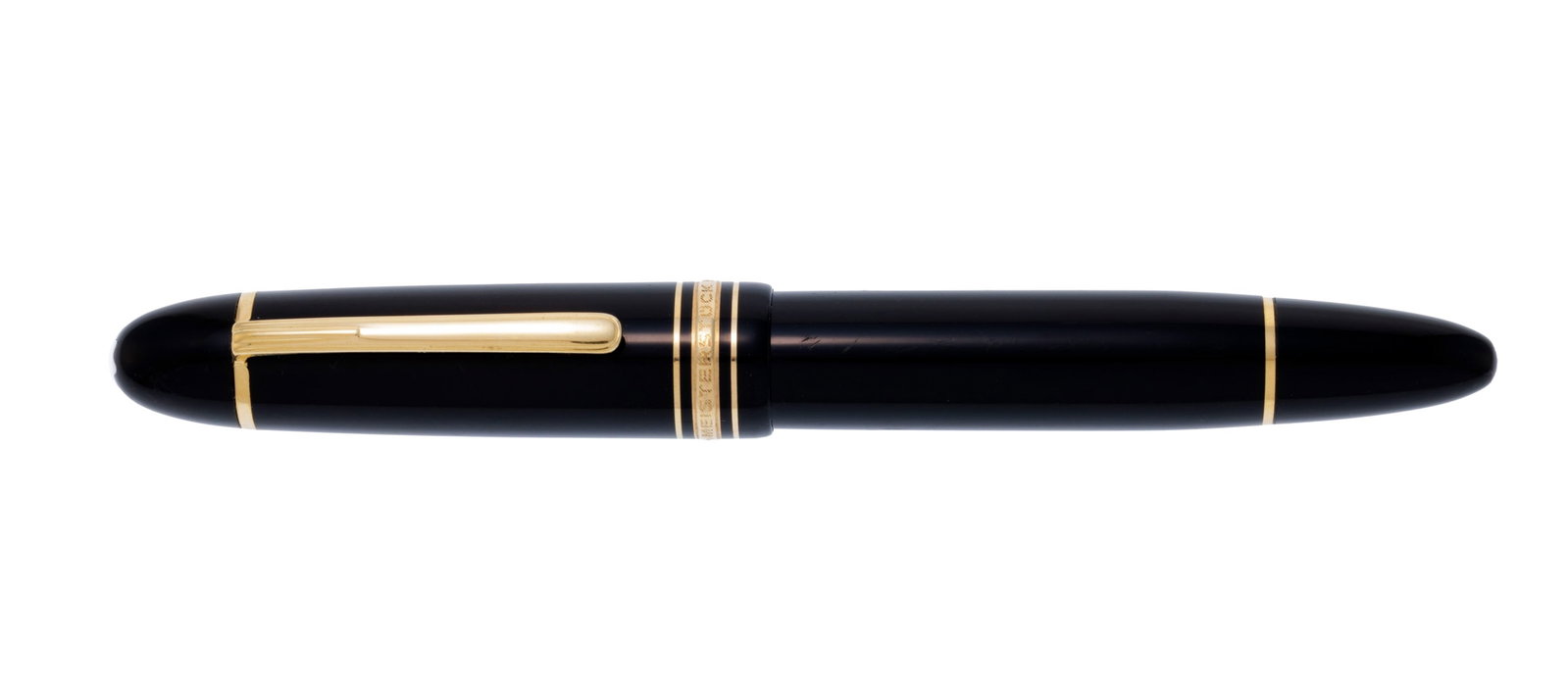 Montblanc, Meisterstück, stylo plume en résine noir et métal doré, bec en or 585: Montblanc, Meisterstück, stylo plume en résine noir et métal doré, bec en or 585, signé, long. 14.6 cm Condition Bon état de conservation gén