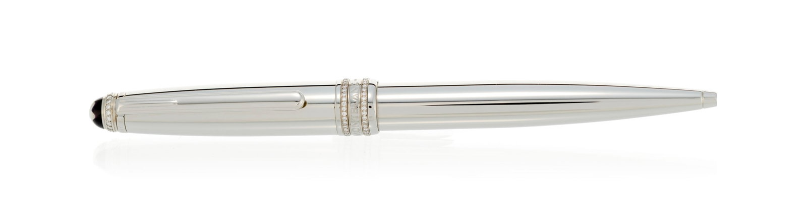 Montblanc, Royal, stylo bille en acier serti de diamants taille brillant, signé, numérot&#: Montblanc, Royal, stylo bille en acier serti de diamants taille brillant, signé, numéroté KZ1182212, long. 13.5 cm, boîte, document Condition Très bon état de cons