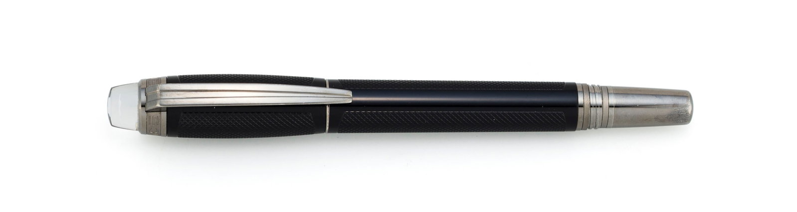 Montblanc, Starwalker, stylo plume en métal noirci et résine noire, bec en or 585, sign: Montblanc, Starwalker, stylo plume en métal noirci et résine noire, bec en or 585, signé, numéroté, long. 13.4 cm Condition Bon état de conservation géné