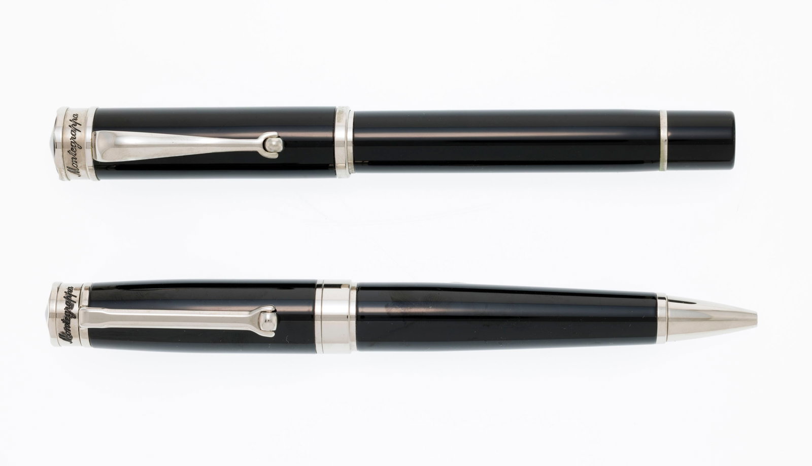 Montegrappa, ensemble composé d'un stylo plume et d'un stylo bille en métal argenté e: Montegrappa, ensemble composé d'un stylo plume et d'un stylo bille en métal argenté et résine noire, bec en acier, signés, long. 14 cm, boîtes, manuels d'instruction et