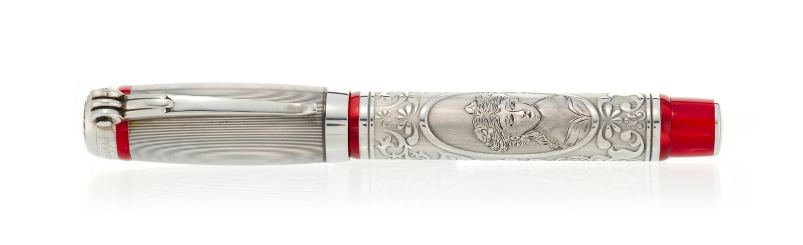 Montegrappa, Invito a La Traviata, Ed. Limitée 0409/1912, stylo plume en résine rouge et a: Montegrappa, Invito a La Traviata, Ed. Limitée 0409/1912, stylo plume en résine rouge et argent gravé à décor de roses et du portrait de Violetta, bec en or 750, signé,