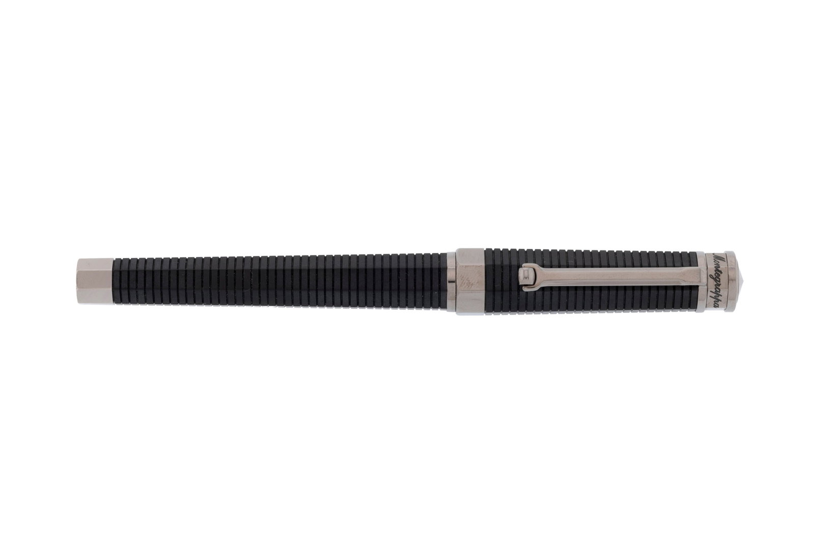 Montegrappa, stylo plume octogonal en métal argenté et résine noire, bec en or 750, s: Montegrappa, stylo plume octogonal en métal argenté et résine noire, bec en or 750, signé, long. 14.2 cm Condition Très bon état de conservation général.