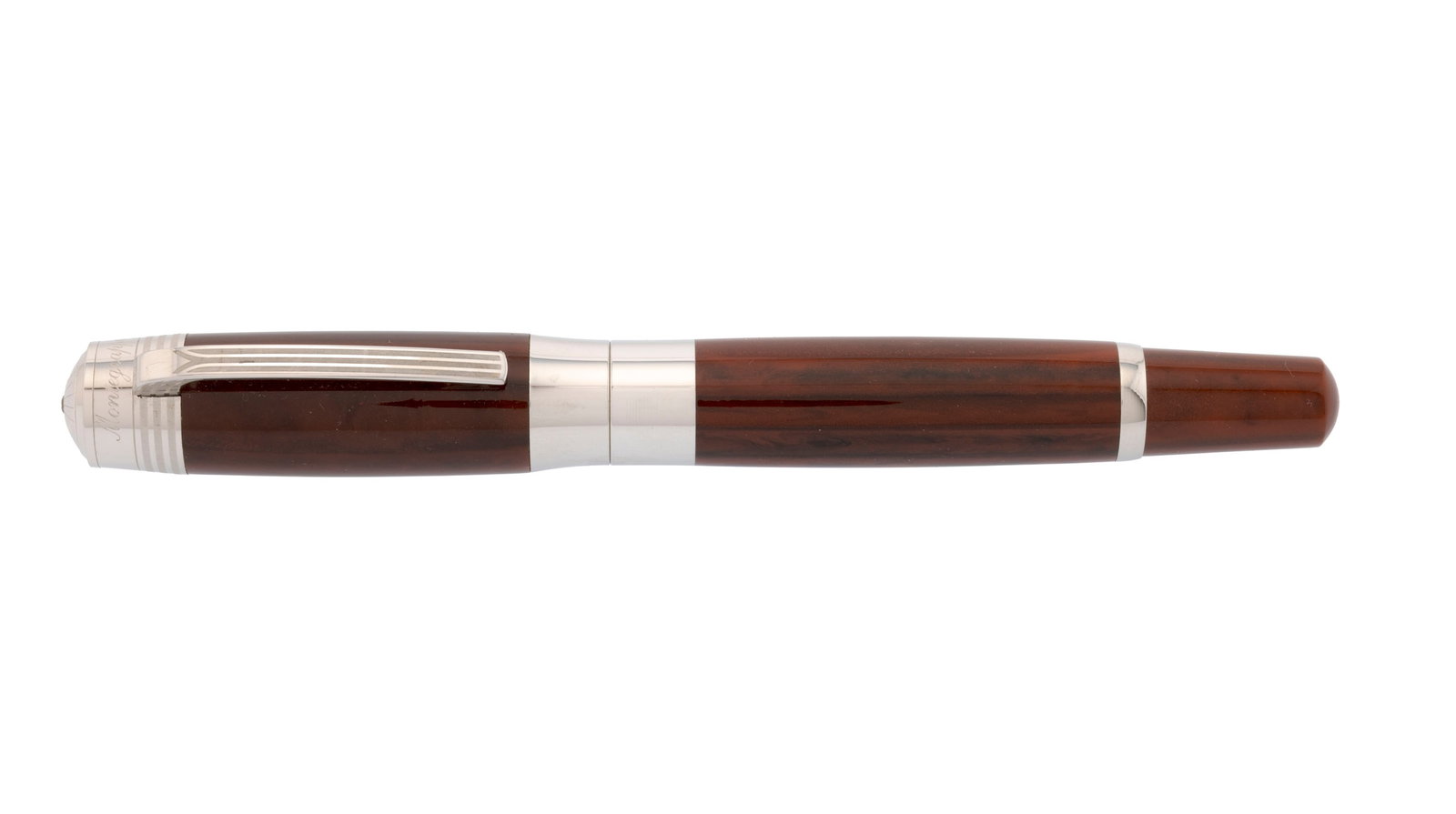 Montegrappa, Ed. Limitée 0283/3000, stylo bille en métal argenté et résine marro: Montegrappa, Ed. Limitée 0283/3000, stylo bille en métal argenté et résine marron, capuchon serti d'un strass, signé, h. 13.8 cm Condition Très bon état de