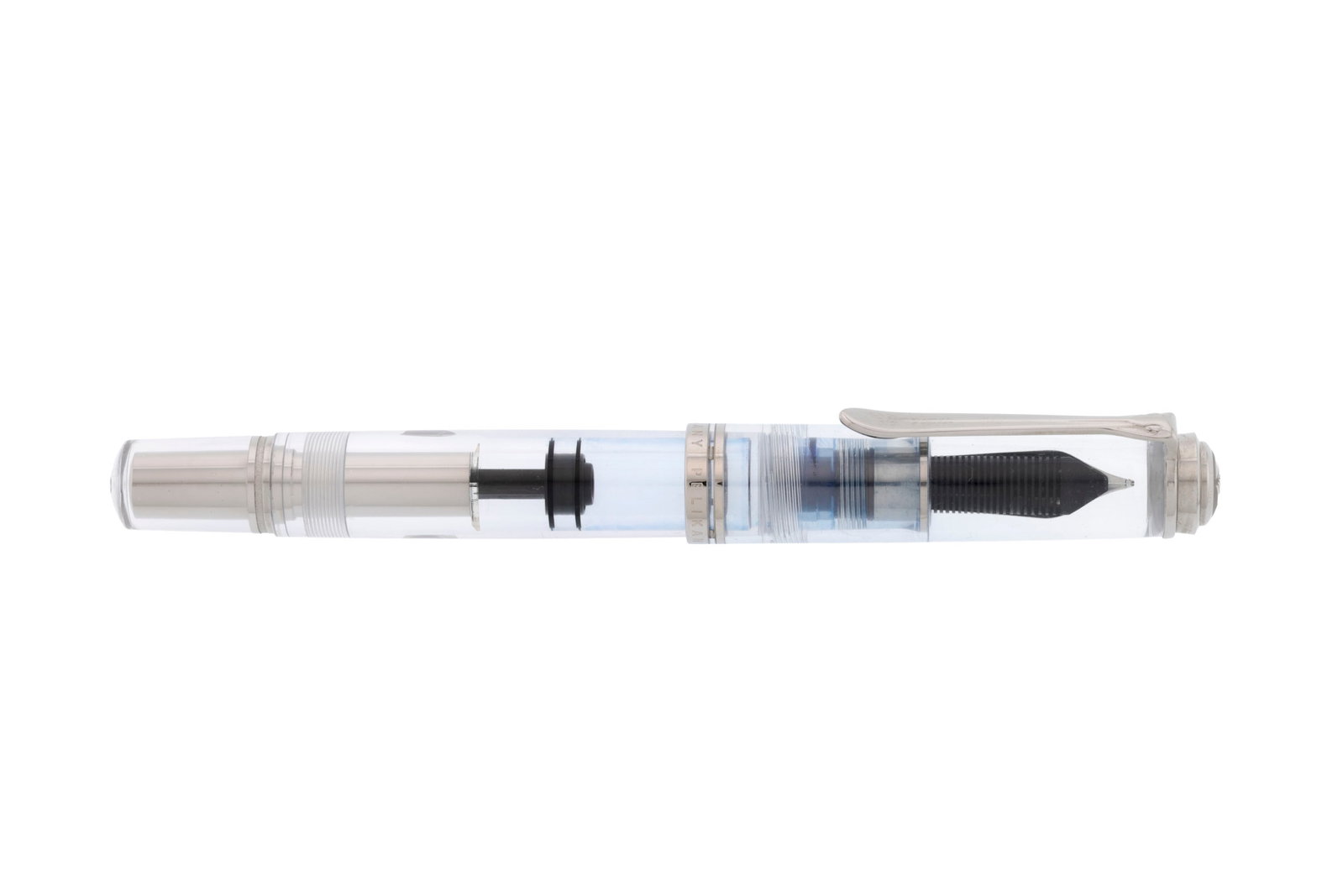Pelikan Souverän, Edition M1005, stylo plume en plastique transparent et métal argenté: Pelikan Souverän, Edition M1005, stylo plume en plastique transparent et métal argenté, bec en or 750, signé, long. 14.5 cm Condition Bon état de conservation