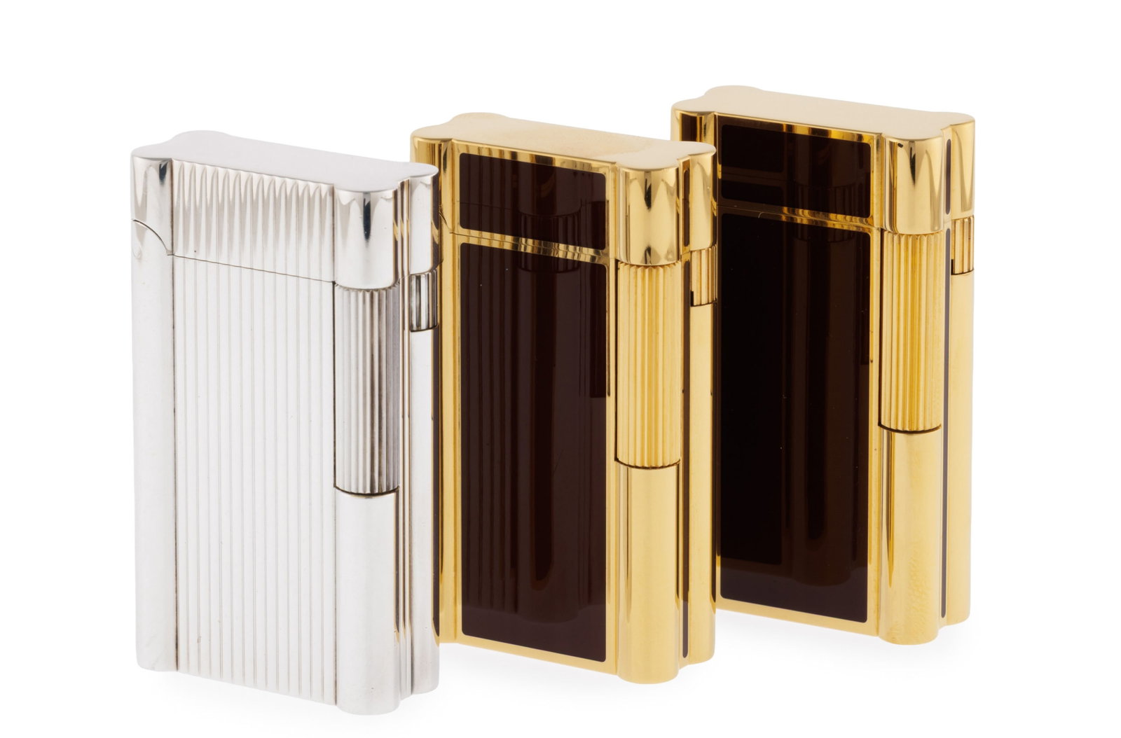 Rothschild, lot de 3 briquets en métal doré ou argenté et laque brune, signés, n: Rothschild, lot de 3 briquets en métal doré ou argenté et laque brune, signés, numérotés, h. 5.9 cm, boîtes Condition Très bon état général.