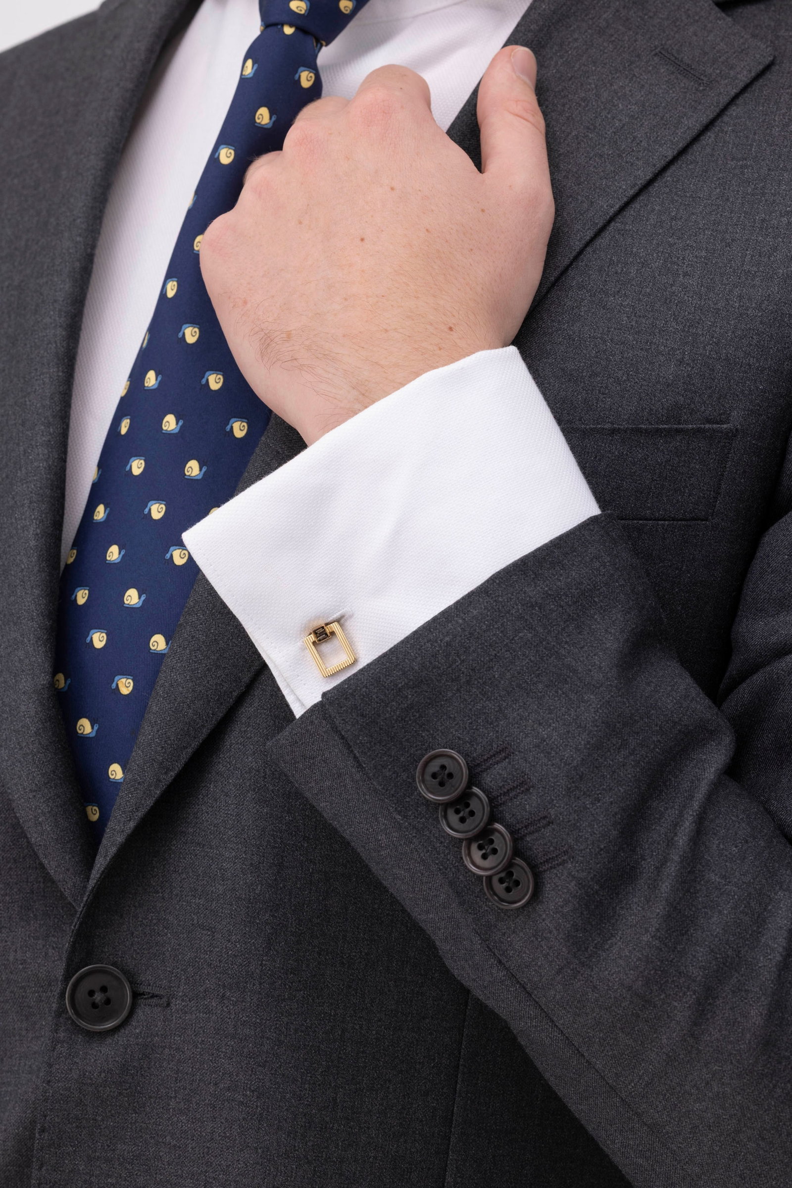 Piaget, paire de boutons de manchette or 750 rainuré sertis de petits pains de sucre en onyx, h - 3