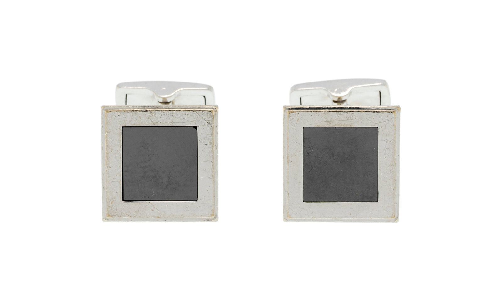 Piaget, paire de boutons de manchette carrés or gris 750 ornés de plaques d'hématite,: Piaget, paire de boutons de manchette carrés or gris 750 ornés de plaques d'hématite, signés, numérotés D57990, h. 1.5 cm, 15g Condition Etat moyen. Nombreuses rayures