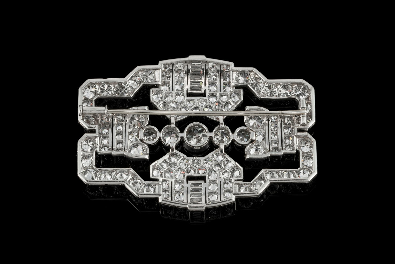 Broche Art Déco platine et or gris 750 à motif géométrique ajouré pavé - 3