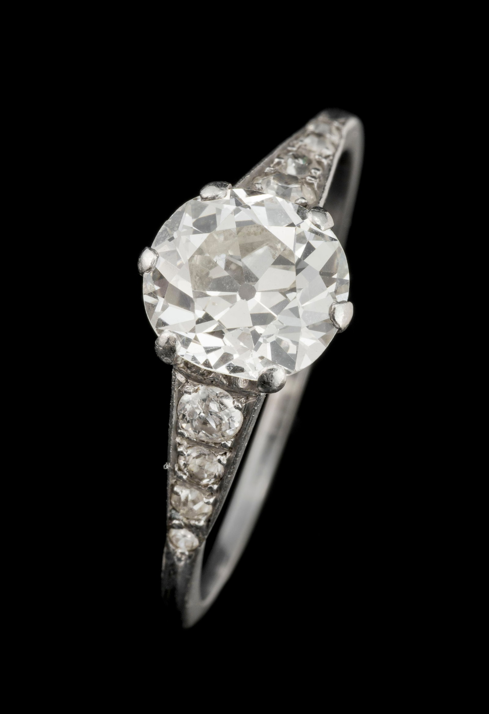 Bague Art Déco platine sertie d'une ligne de diamants taille ancienne dont un plus important au: Bague Art Déco platine sertie d'une ligne de diamants taille ancienne dont un plus important au centre (2.21 cts), doigt 63-23 Condition Monture: Bon état de conservation général p