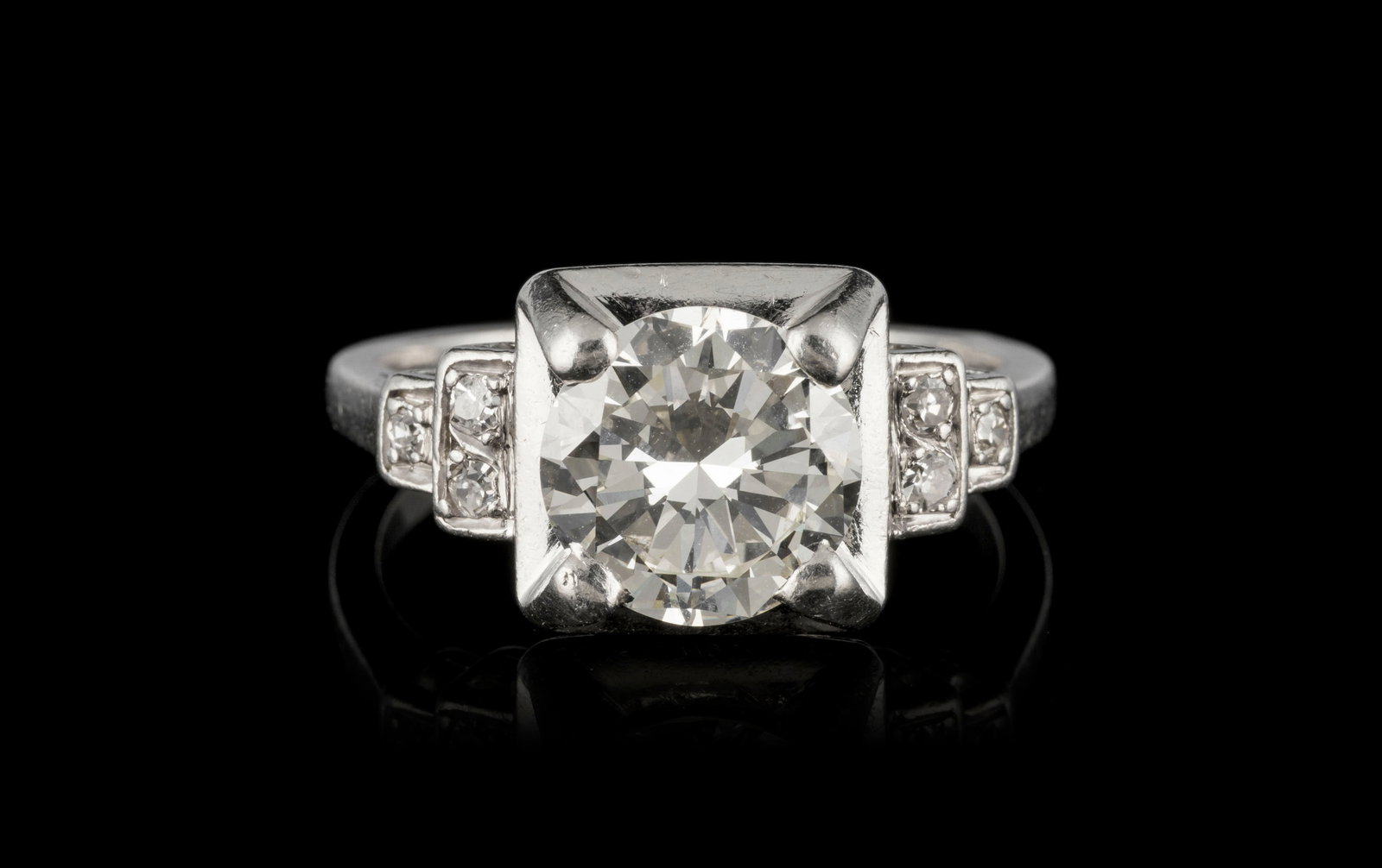 Bague Art Déco platine sertie d'un diamant taille brillant (env. 2.1 cts) épaulé de p (1 of 3)