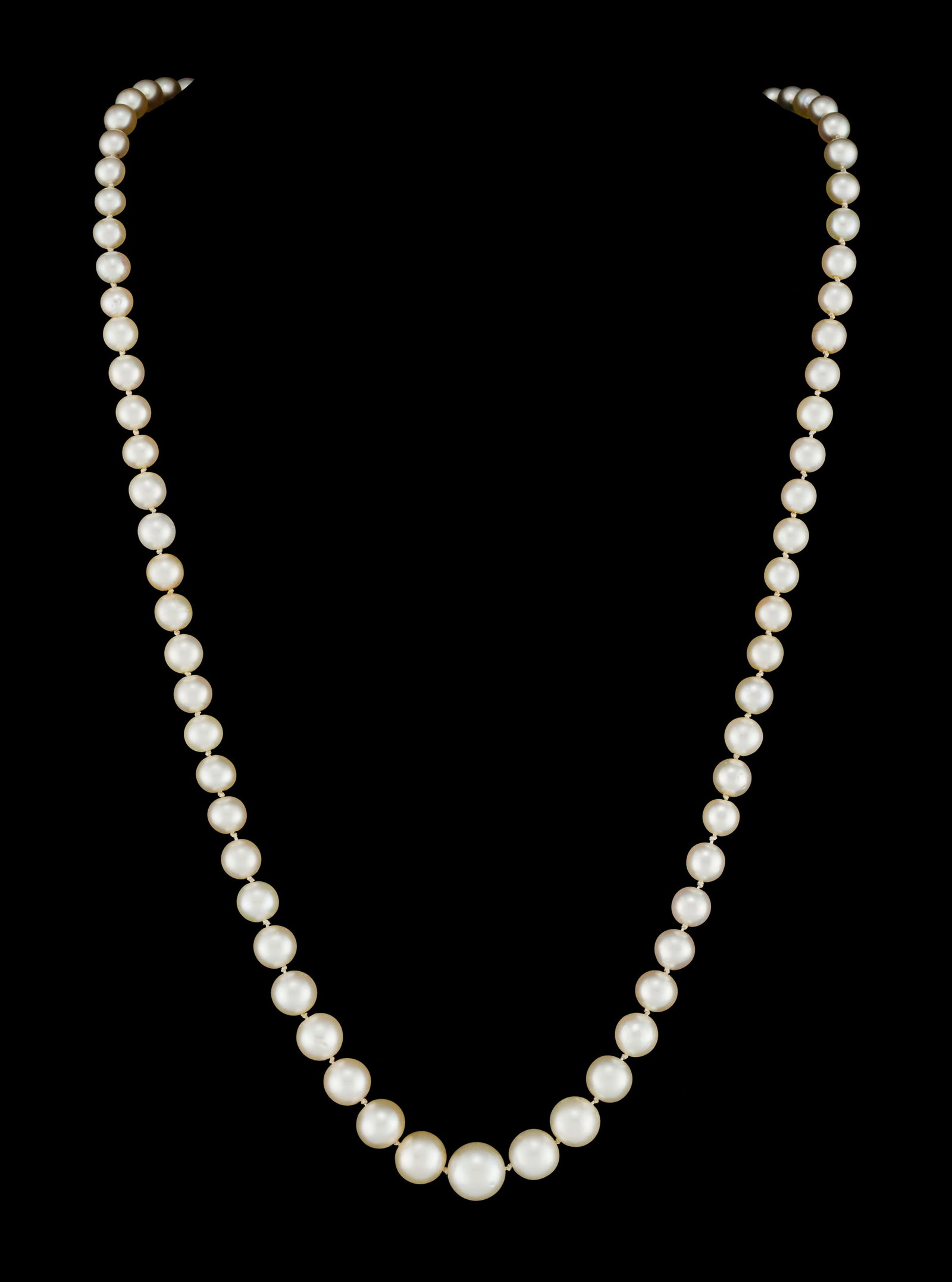 Collier un rang de perles naturelles d'eau de mer en chute selon le rapport GGTL n°26-B-8905 da: Collier un rang de perles naturelles d'eau de mer en chute selon le rapport GGTL n°26-B-8905 daté du 11/02/2026, fermoir début XXe s. en platine et or serti de 3 diamants taille ancienn