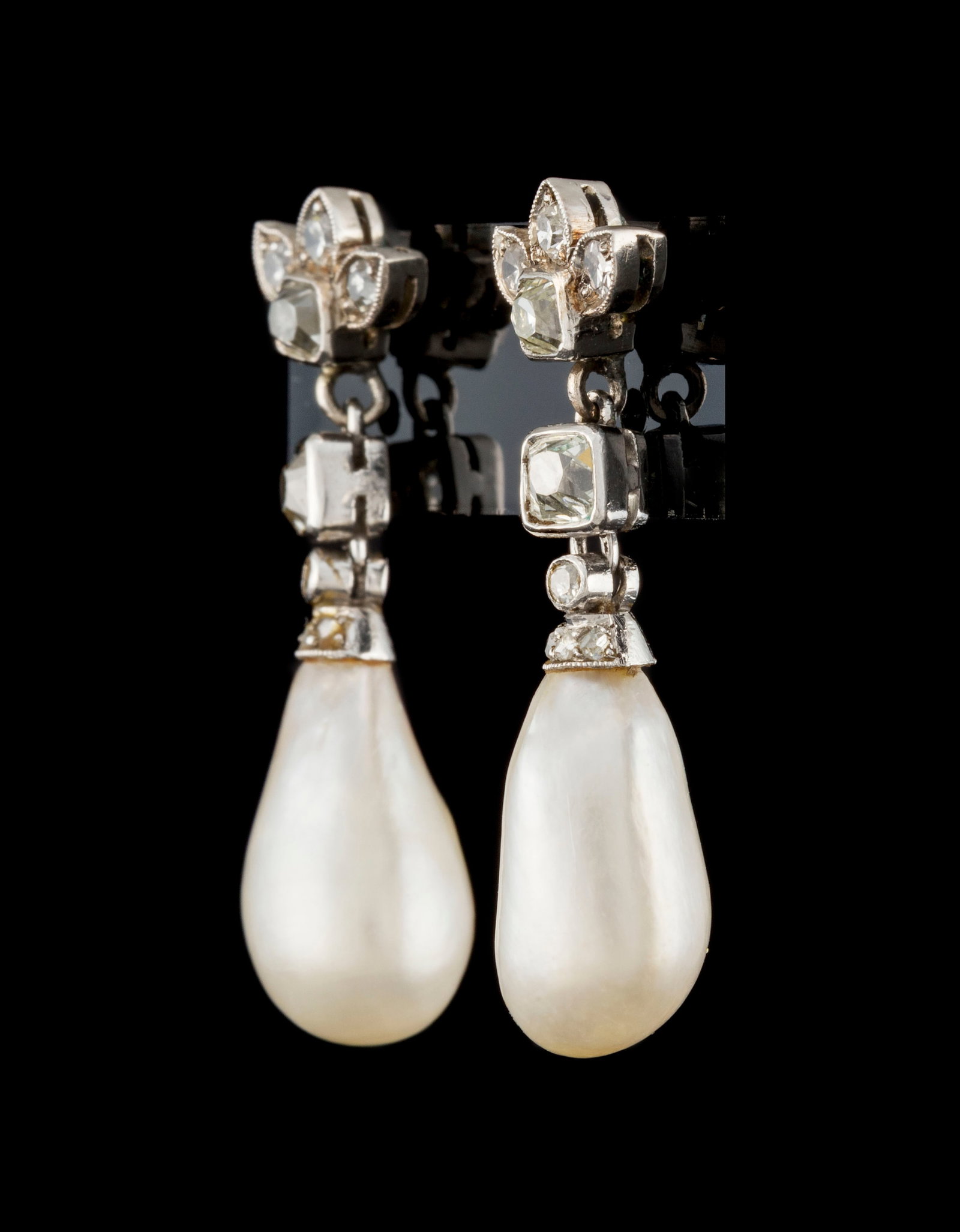 Paire de pendants d'oreilles début XXe s., en platine et or gris 750 sertis de diamants taille  - 2