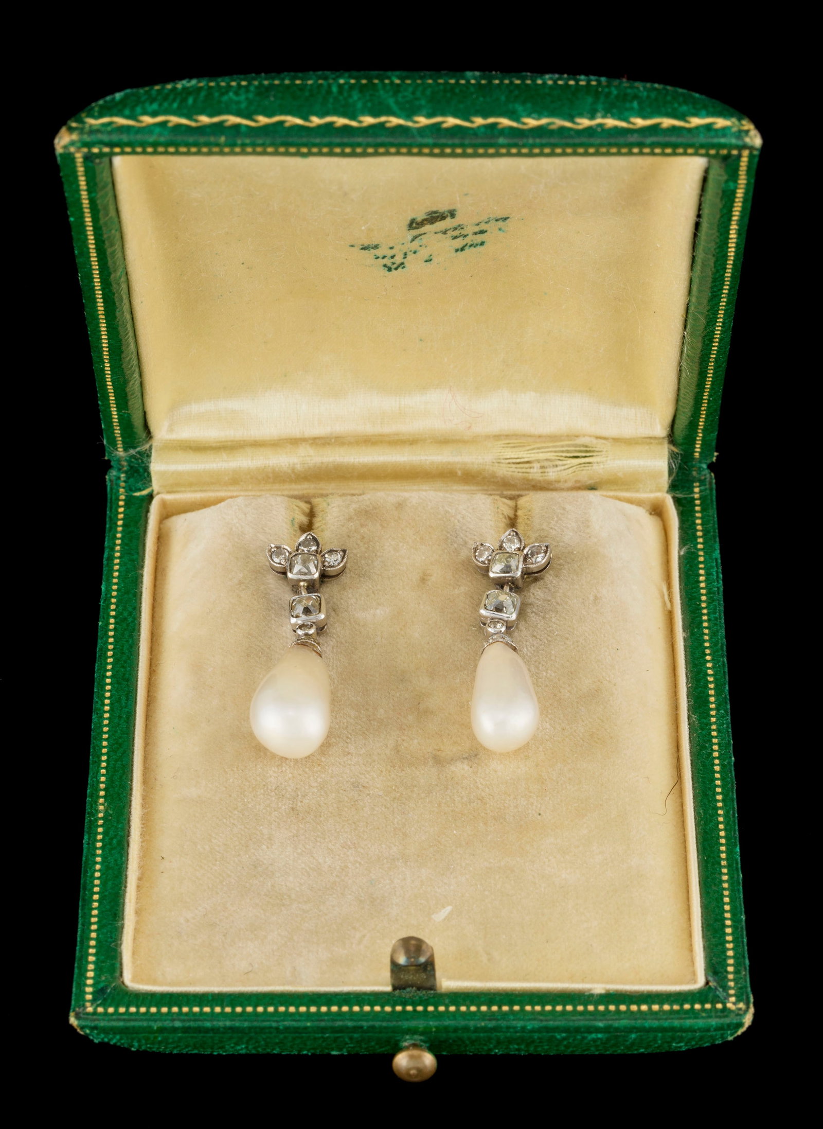 Paire de pendants d'oreilles début XXe s., en platine et or gris 750 sertis de diamants taille  - 3