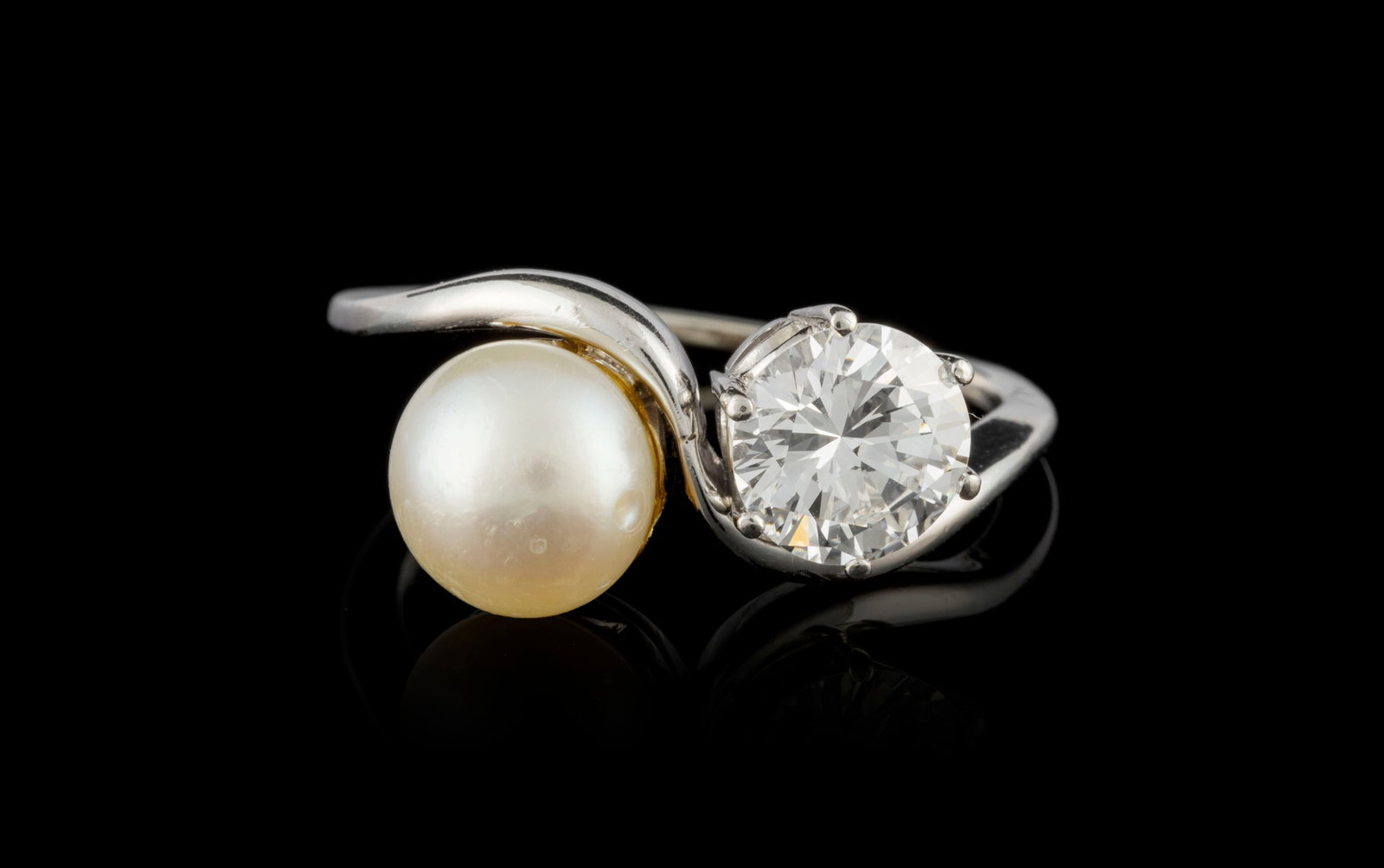 Bague Toi & Moi en platine sertie d'un diamant (env. 1.2 ct) taille brillant et ornée d'une per: Bague Toi & Moi en platine sertie d'un diamant (env. 1.2 ct) taille brillant et ornée d'une perle (non testée) forme bouton, doigt 57.5-17.5 Condition Bon état de conservation gén&