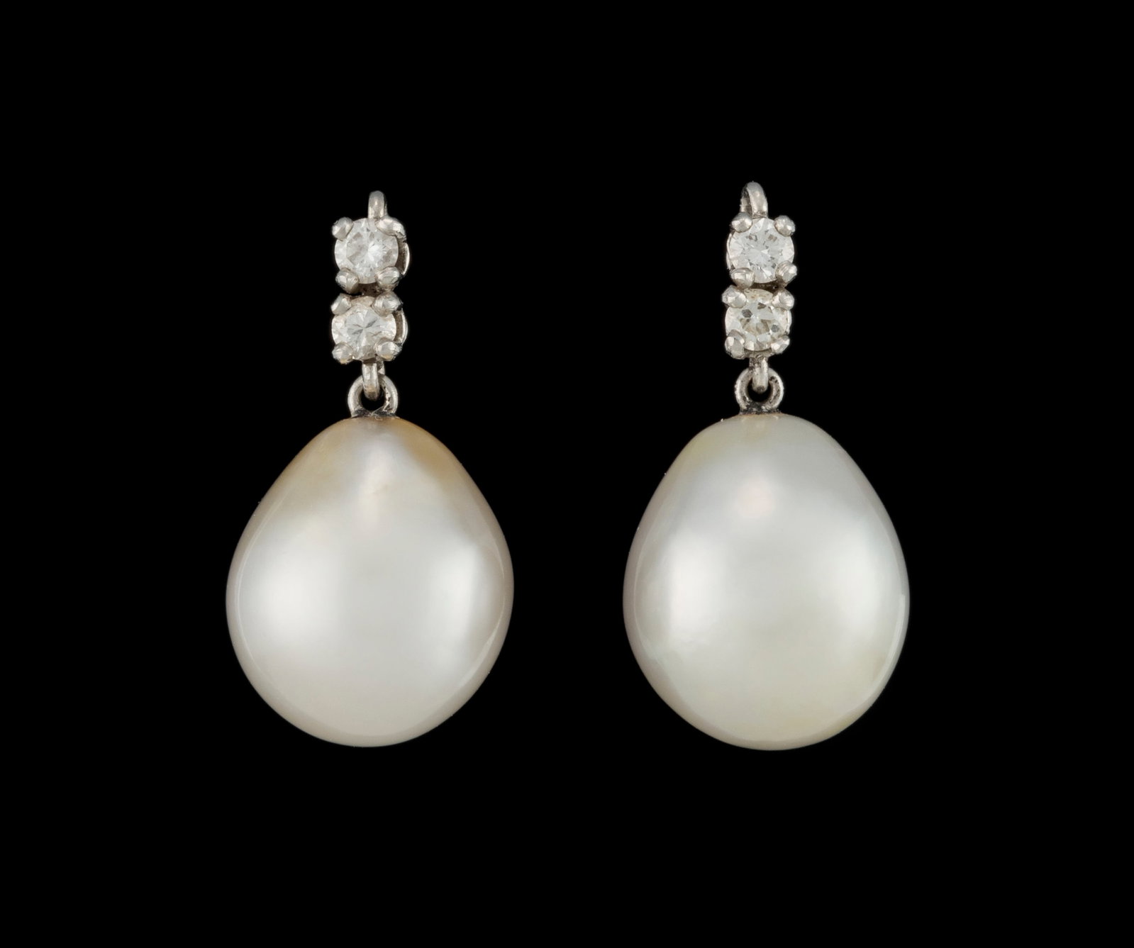 Deux éléments à suspendre en or gris 750 sertis de diamants taille brillant et retena: Deux éléments à suspendre en or gris 750 sertis de diamants taille brillant et retenant deux perles naturelles d'eau de mer de forme semi baroque selon le rapport GGTL n°26-B-9027