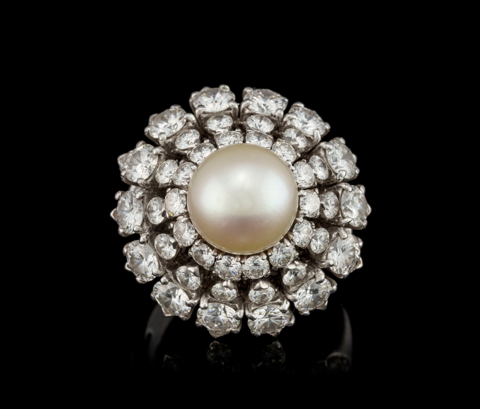 Van Cleef & Arpels, bague platine centrant une perle de culture blanche entourée de diamants ta: Van Cleef & Arpels, bague platine centrant une perle de culture blanche entourée de diamants taille brillant, signée, numérotée 30467, doigt 52-12, 18g Condition Monture: Bon