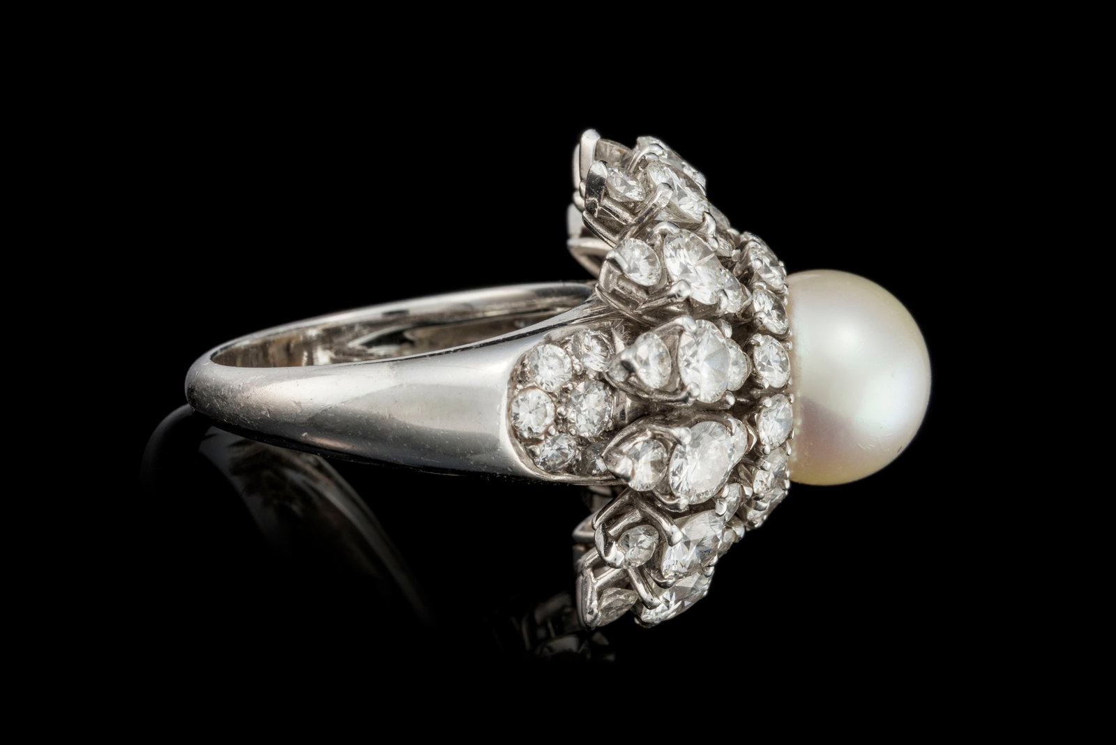 Van Cleef & Arpels, bague platine centrant une perle de culture blanche entourée de diamants ta - 2