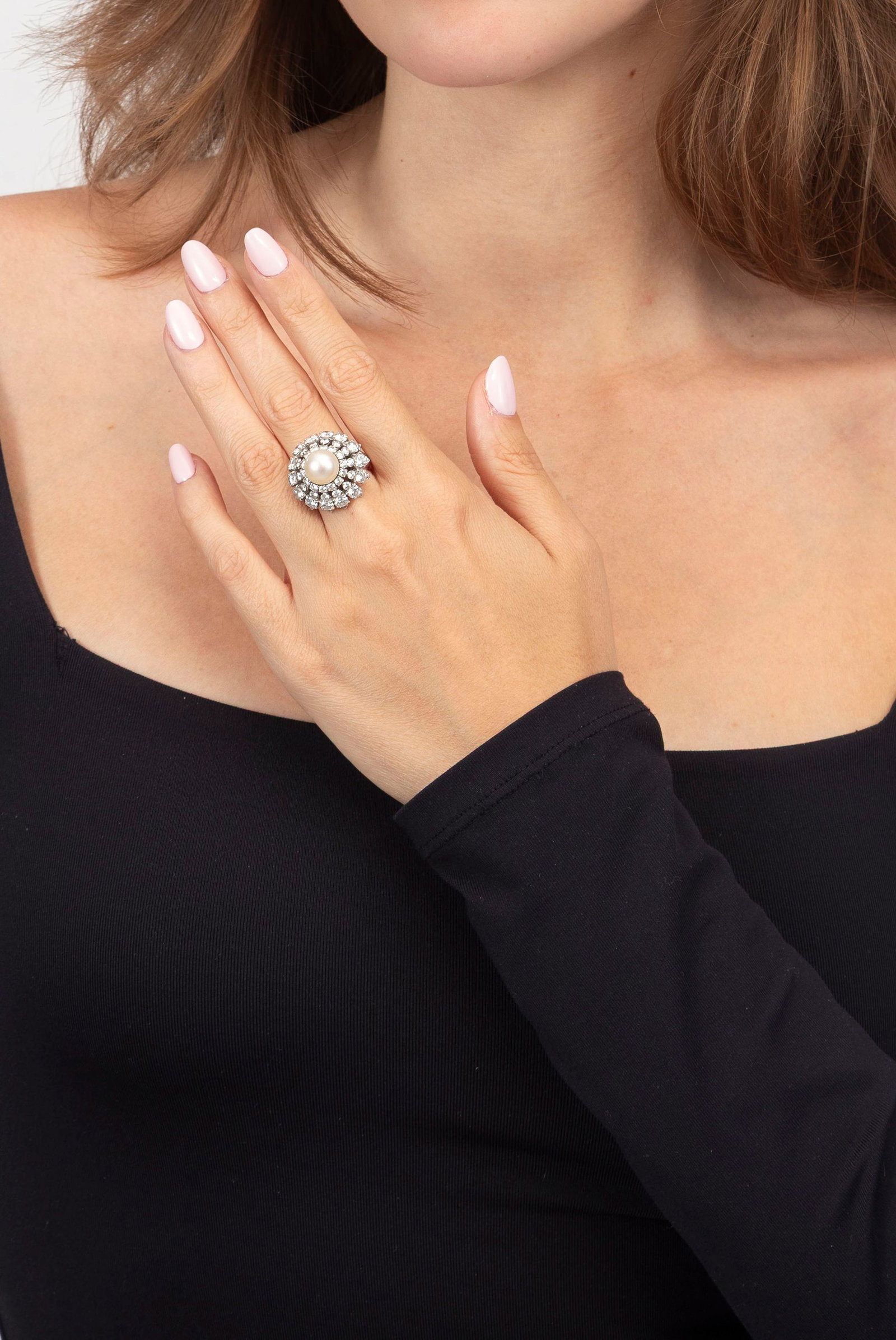 Van Cleef & Arpels, bague platine centrant une perle de culture blanche entourée de diamants ta - 4