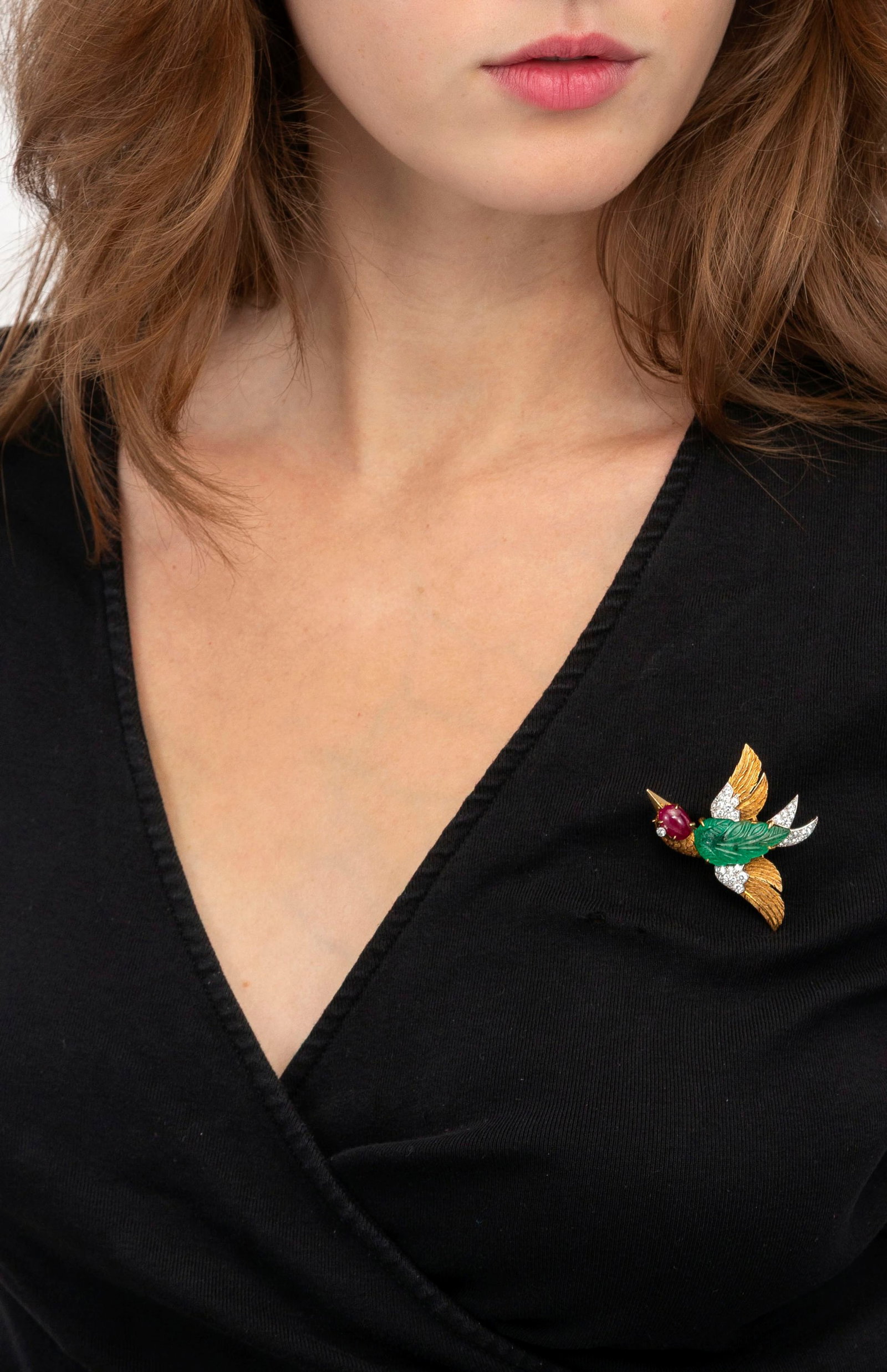 Cartier, broche oiseau circa 1950 or texturé stylisant le plumage et platine ornée d'une & - 7