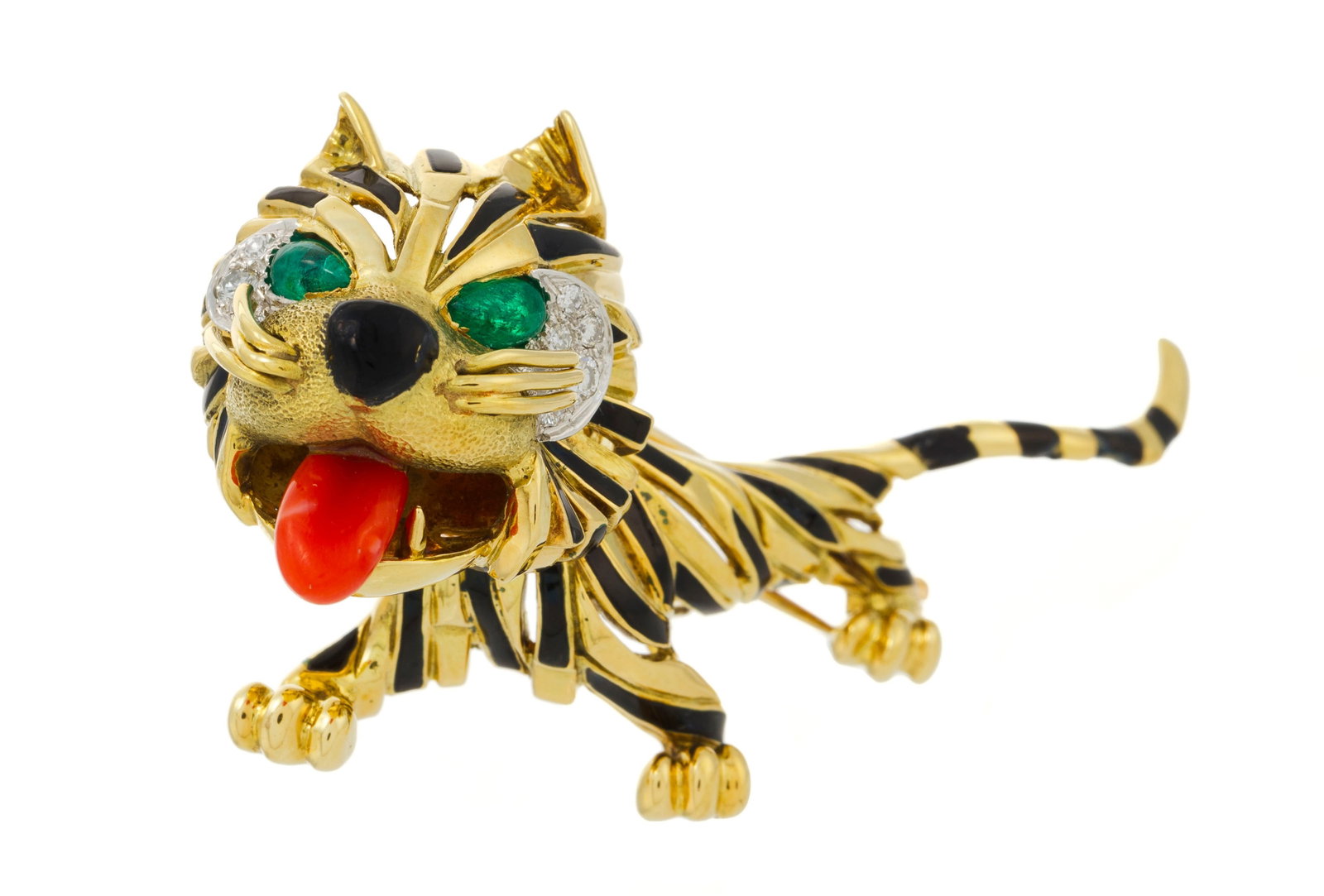 Van Cleef & Arpels, broche années 1960 figurant un tigre en or 750 et émail noir stylisant: Van Cleef & Arpels, broche années 1960 figurant un tigre en or 750 et émail noir stylisant le pelage, la langue pendante en corail, les yeux sertis d'émeraudes piriformes bordées d