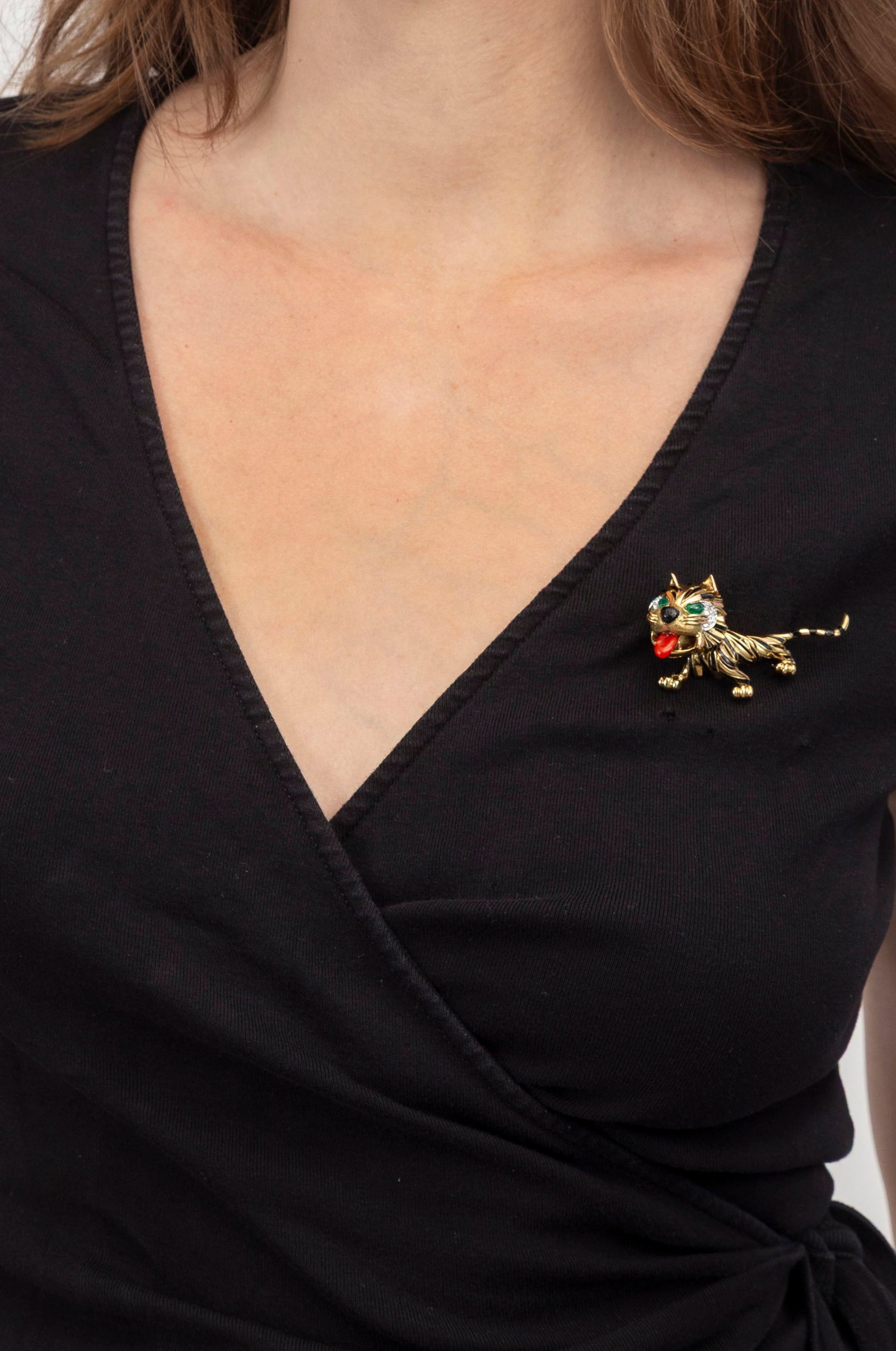 Van Cleef & Arpels, broche années 1960 figurant un tigre en or 750 et émail noir stylisant - 5