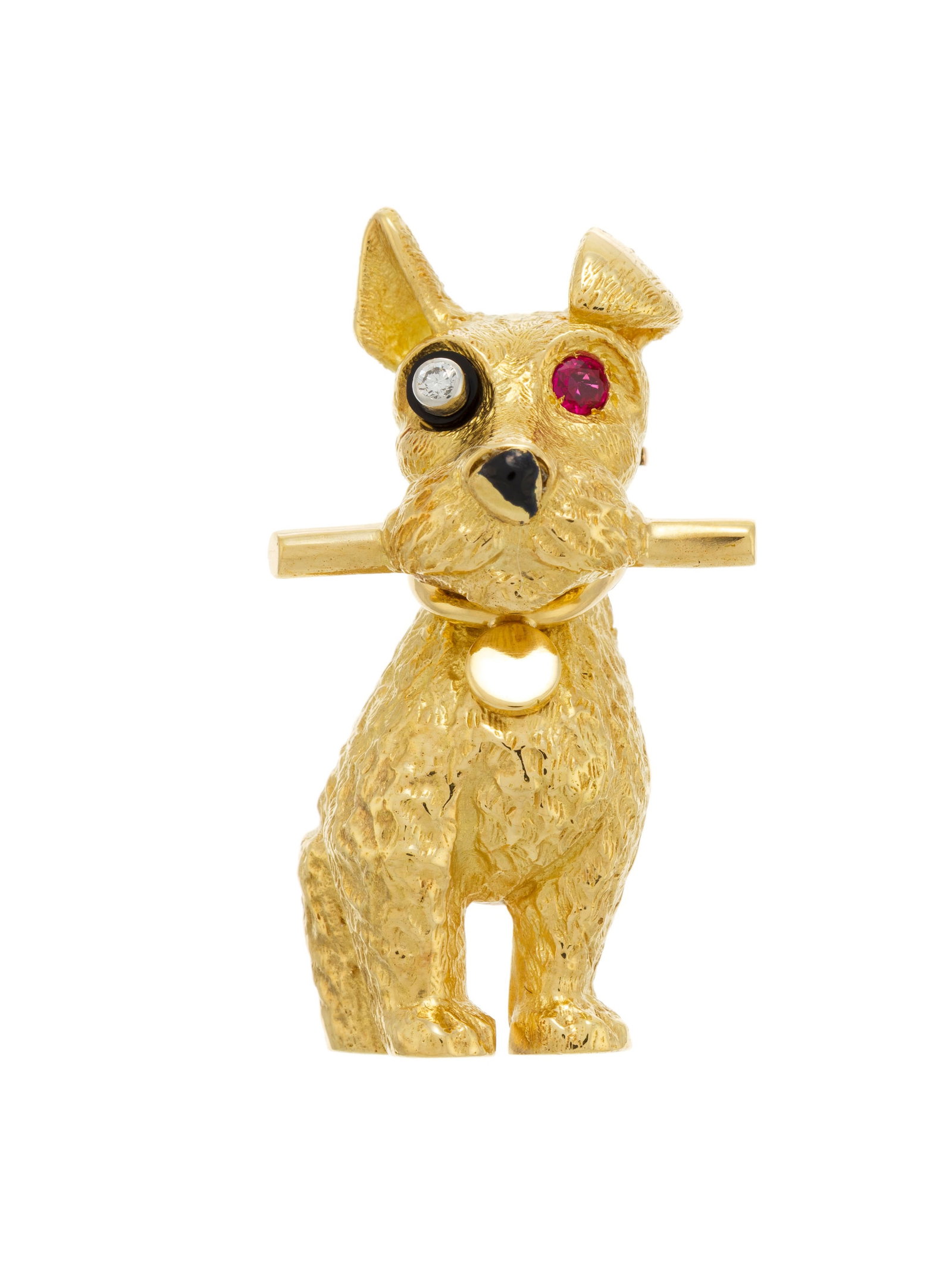Cartier, broche Fox Terrier au monocle années 1960 en or 750 texturé stylisant le pelage, : Cartier, broche Fox Terrier au monocle années 1960 en or 750 texturé stylisant le pelage, la truffe émaillée noire, un œil serti d'un rubis et l'autre d'un diamant sur un disq