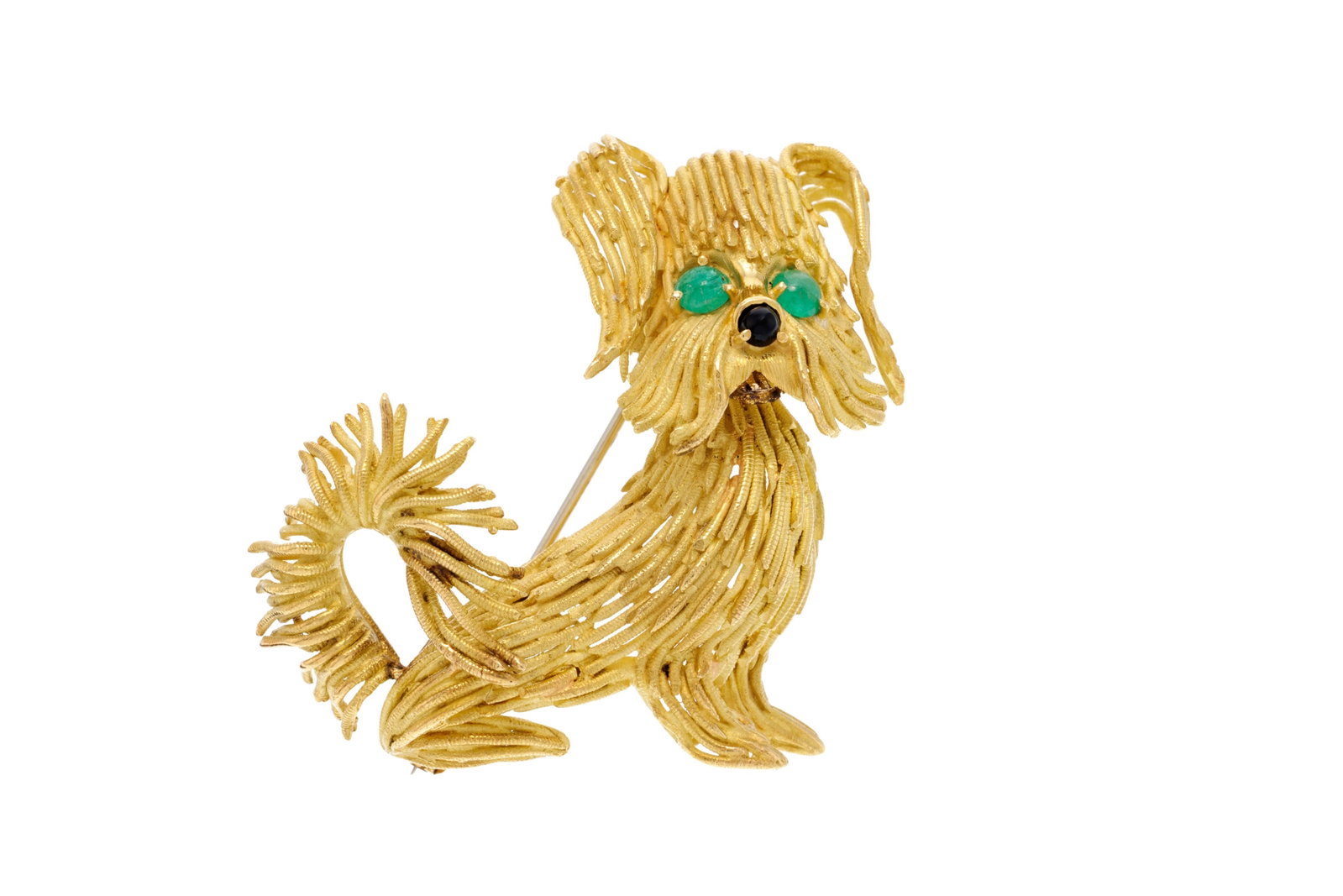 Broche chien formé d'un assemblage de fils d'or 750 texturés, la truffe en onyx et les yeu: Broche chien formé d'un assemblage de fils d'or 750 texturés, la truffe en onyx et les yeux sertis de deux cabochons d'émeraude, h. 4 cm, 20g Condition Bon état de conservation