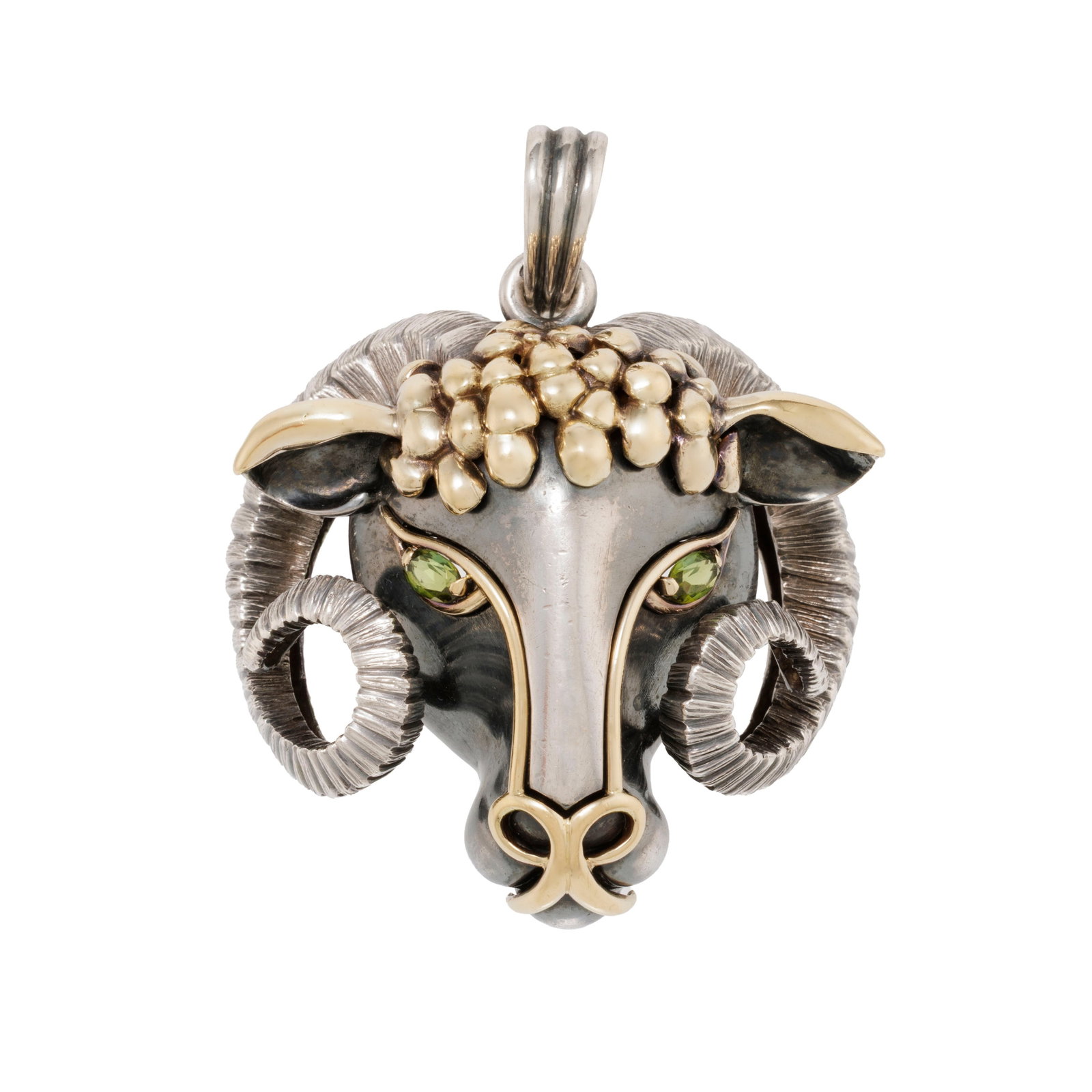 Boivin, pendentif, années 1970 en or 750 et argent noirci figurant une tête de bélier: Boivin, pendentif, années 1970 en or 750 et argent noirci figurant une tête de bélier, les yeux sertis de péridots taille ovale, signé, h. 6.8 cm, 56g D'après un dessin d
