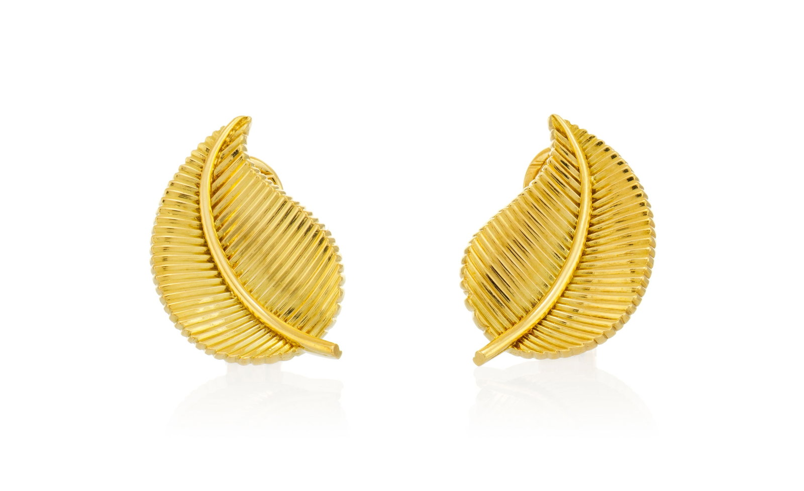 Cartier, paire de clips d'oreilles feuilles années 1950 or 750 à décor cannelé, : Cartier, paire de clips d'oreilles feuilles années 1950 or 750 à décor cannelé, signés, h. 2.4 cm, 11g Condition Bon état de conservation général. Présence