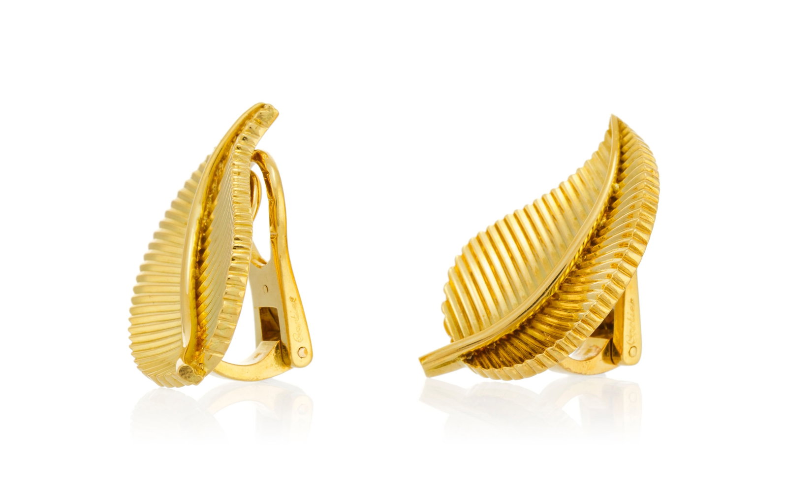 Cartier, paire de clips d'oreilles feuilles années 1950 or 750 à décor cannelé,  - 2