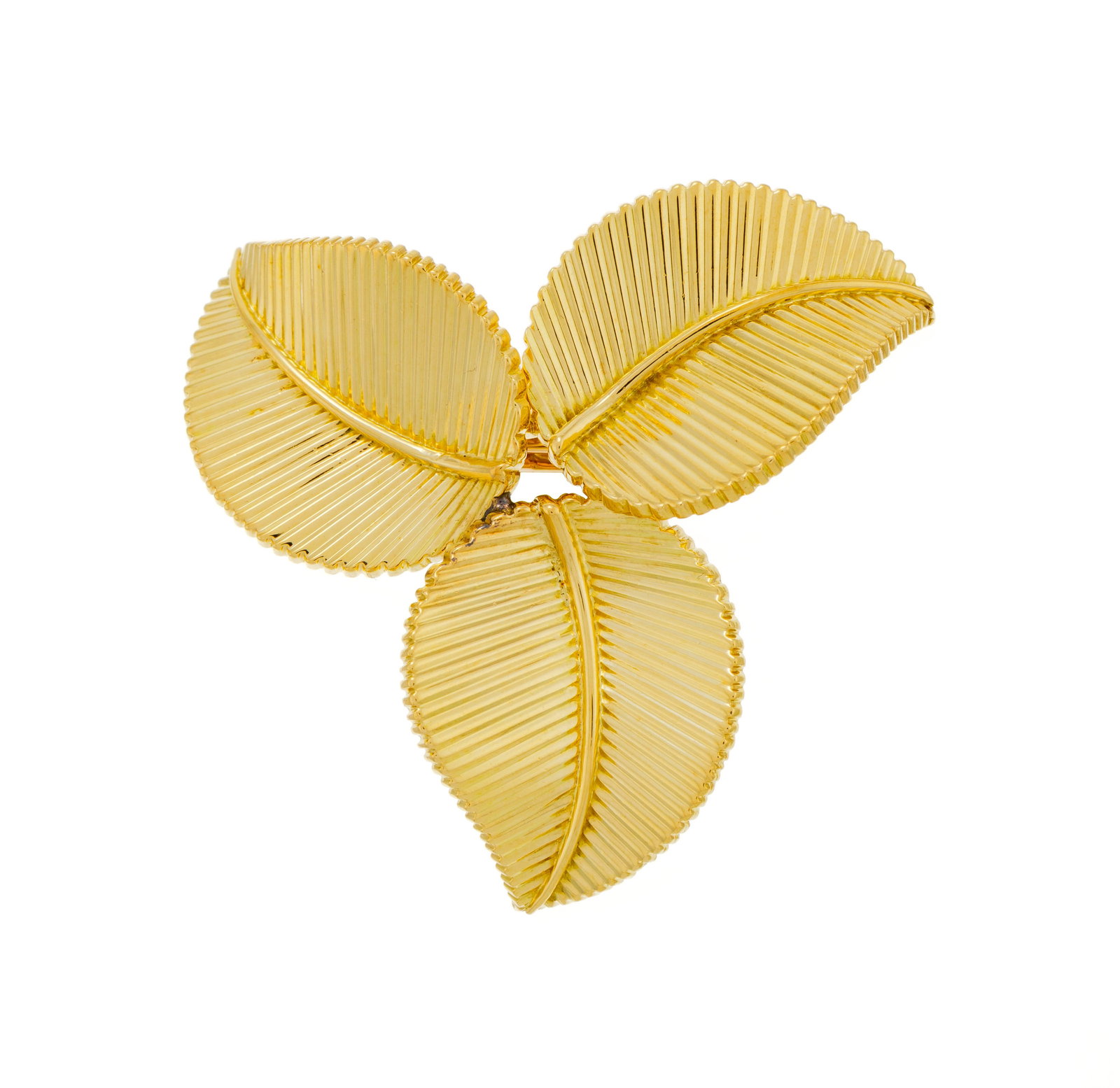 Cartier, broche années 1950 or 750 formée de 3 feuilles à décor cannelé, si: Cartier, broche années 1950 or 750 formée de 3 feuilles à décor cannelé, signée, numérotée 012760, h. 4 cm, 12g Condition Bon état de conservation gén