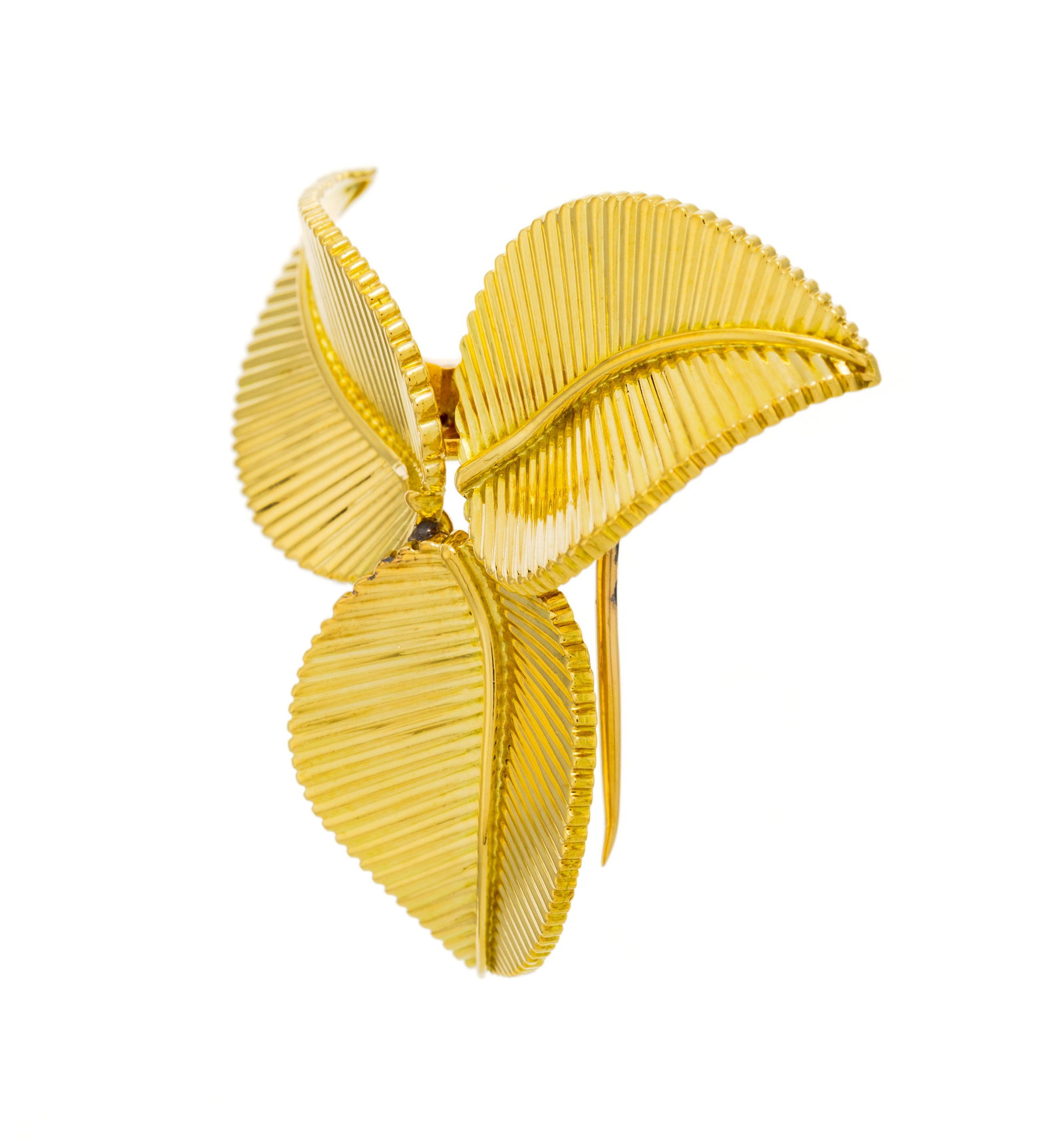 Cartier, broche années 1950 or 750 formée de 3 feuilles à décor cannelé, si - 2