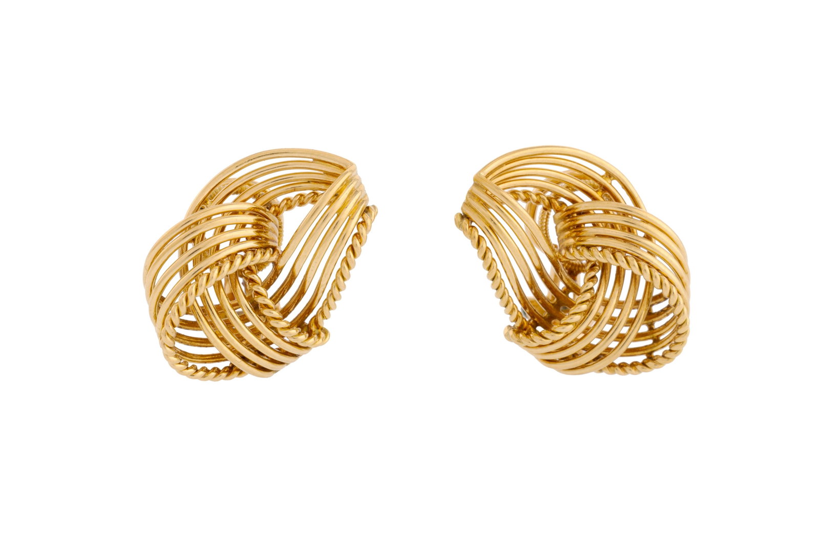 Cartier, paire de clips d'oreilles années 1940-50 or 750 formés de fils courbés et to: Cartier, paire de clips d'oreilles années 1940-50 or 750 formés de fils courbés et torsadés, l'un signé, les deux numérotés 2047, h. 2.4 cm, 11g, boîte