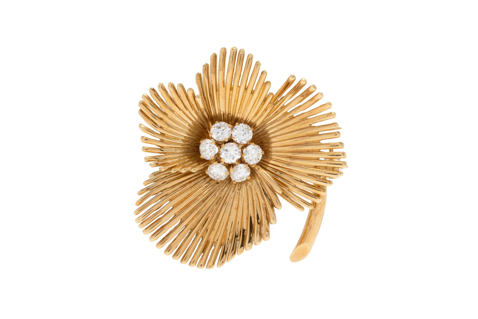 Van Cleef & Arpels, Pensée, broche fleur circa 1955 or 750 formée de fils rayonnants, les : Van Cleef & Arpels, Pensée, broche fleur circa 1955 or 750 formée de fils rayonnants, les pistils sertis de diamants taille brillant, signée, numérotée 5.035CS, h. 3.4 cm,