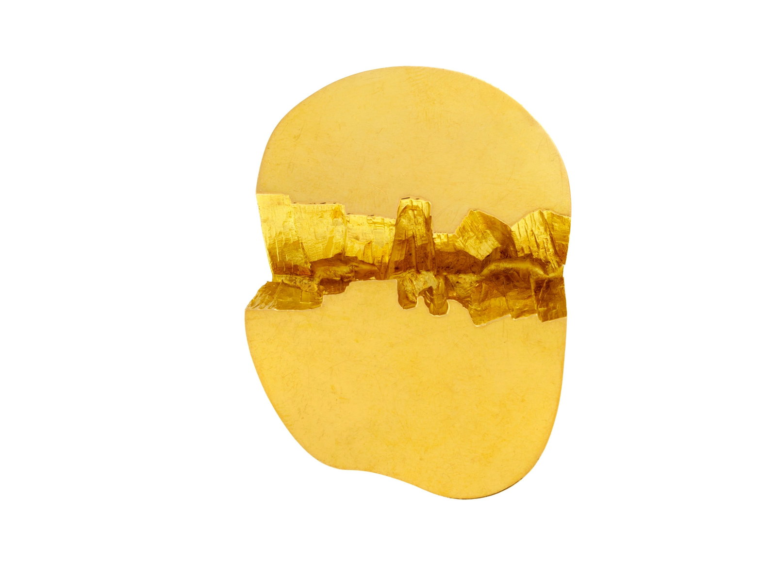 Gübelin, broche moderniste années 1970 en or 750 stylisant une crevasse traversant une sur: Gübelin, broche moderniste années 1970 en or 750 stylisant une crevasse traversant une surface plane, signée, h. 5.8 cm, 40g Condition Bon état de conservation général.