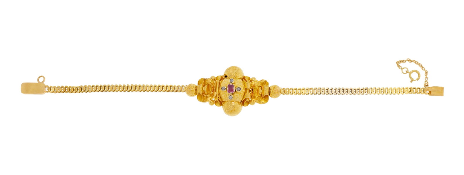 Bracelet XIXe s., or 750 orné d'un centre bombé et ciselé serti d'un rubis encadr: Bracelet XIXe s., or 750 orné d'un centre bombé et ciselé serti d'un rubis encadré de petites perles (non testées), long. 16.5 cm, 5g Condition Bon état de conservation
