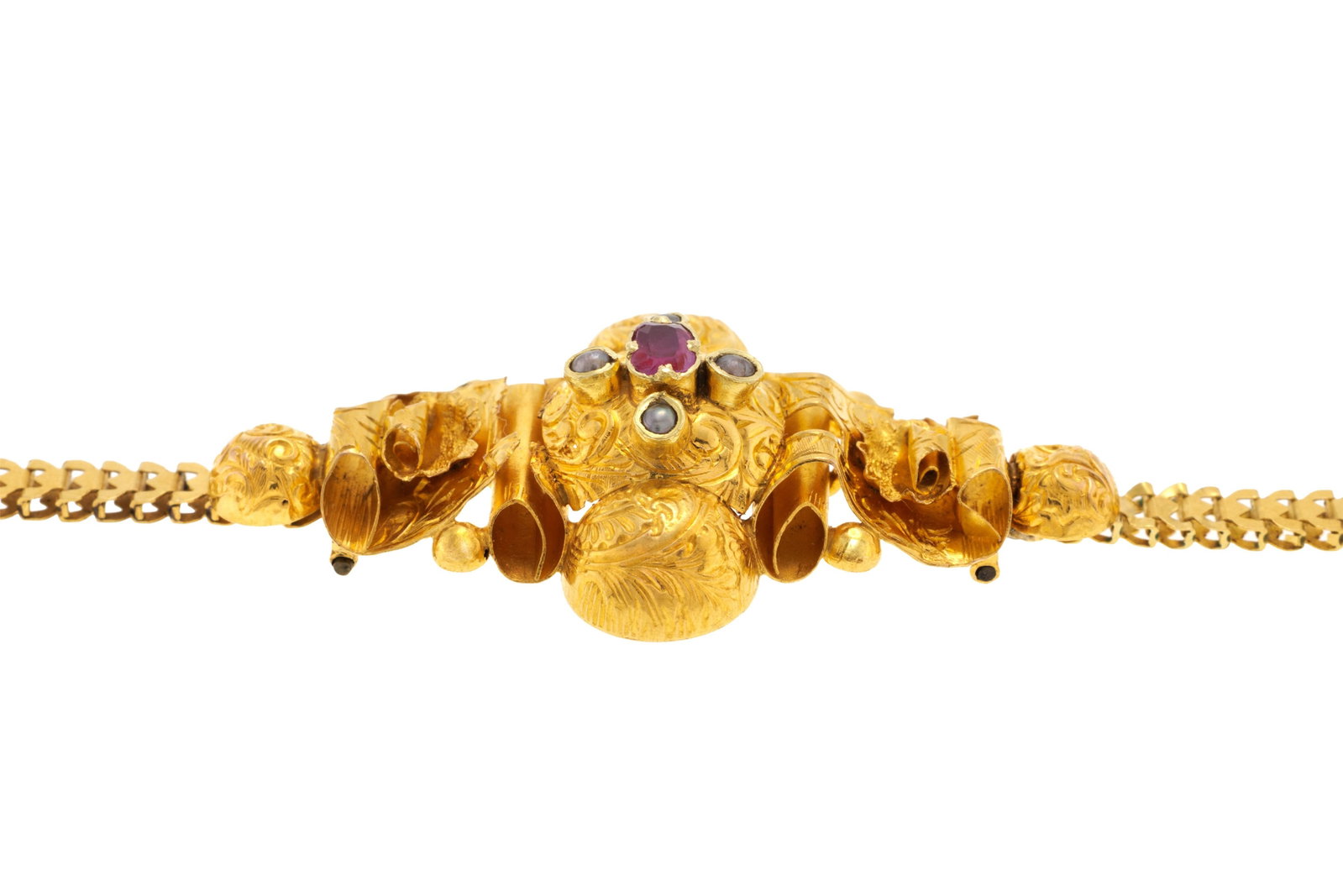 Bracelet XIXe s., or 750 orné d'un centre bombé et ciselé serti d'un rubis encadr - 2