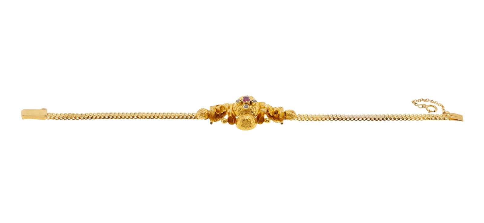 Bracelet XIXe s., or 750 orné d'un centre bombé et ciselé serti d'un rubis encadr - 3